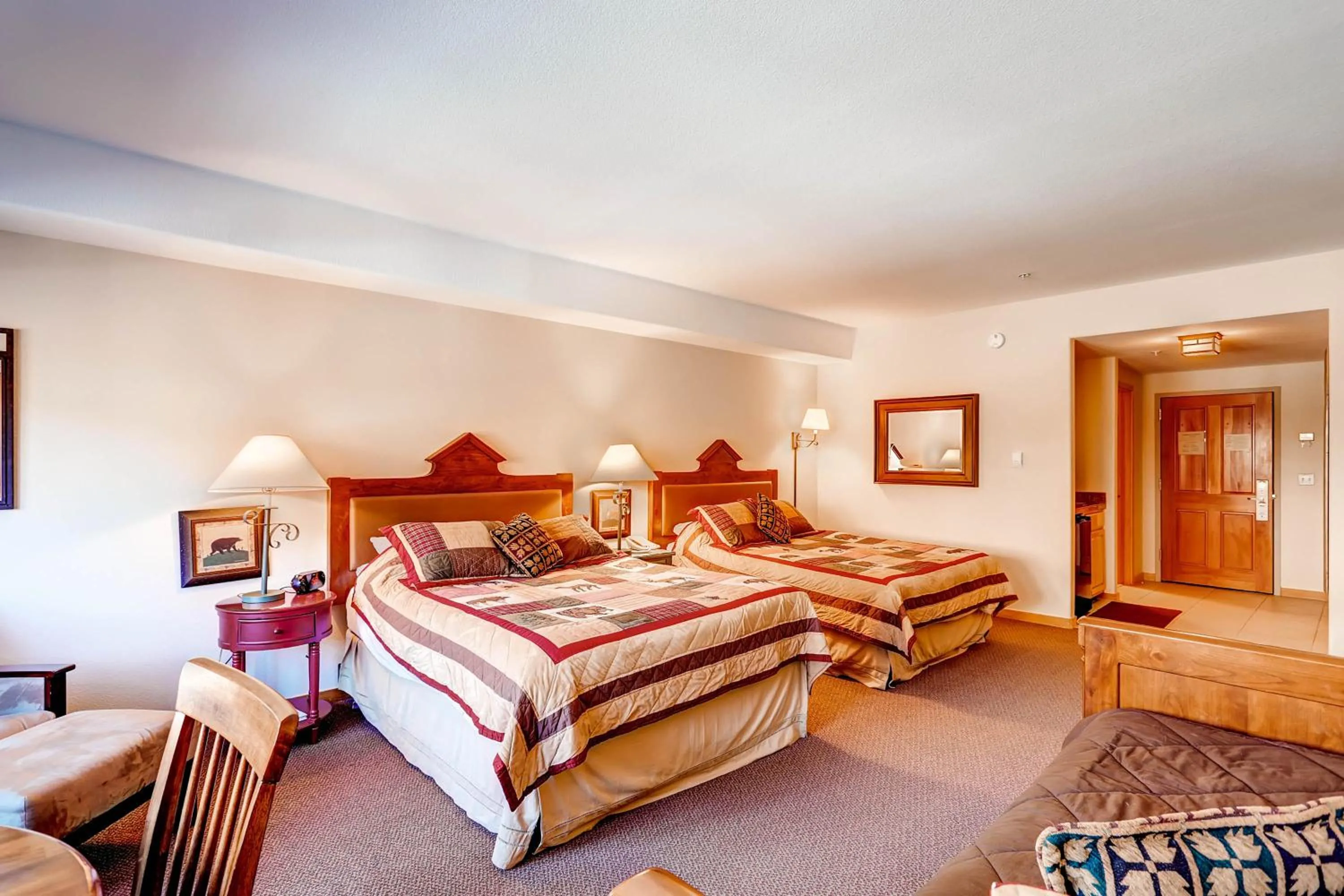 Living room, Bed in Gateway Mountain Lodge, A Vail Resorts Property