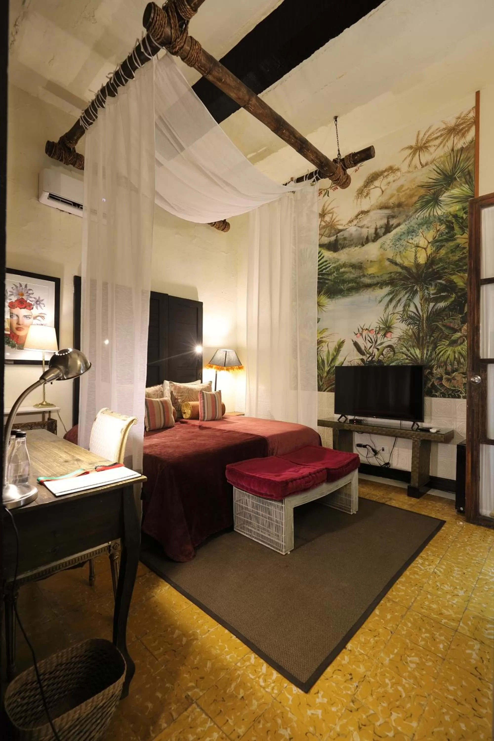 Living room, Bed in Hotel Casa Lola Deluxe Gallery