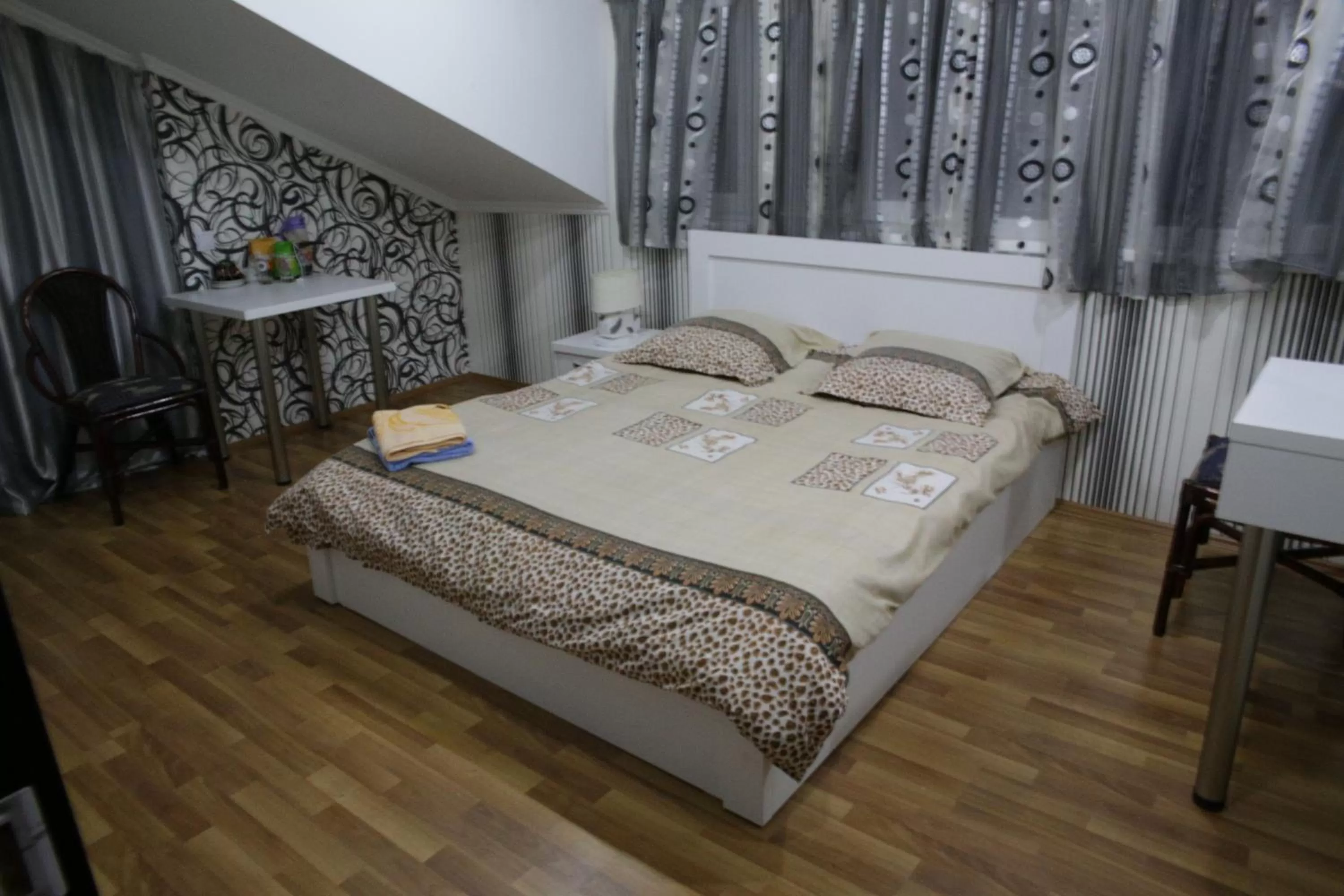 Photo of the whole room, Bed in Old Capital