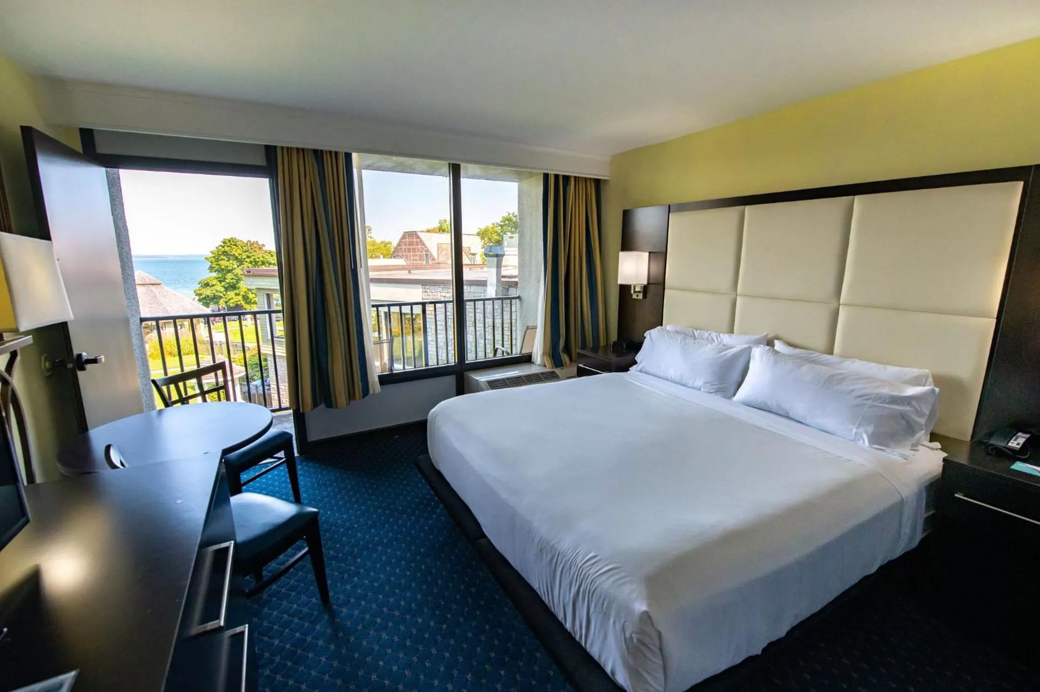 Bedroom, Bed in Holiday Inn Bar Harbor Regency Hotel by IHG