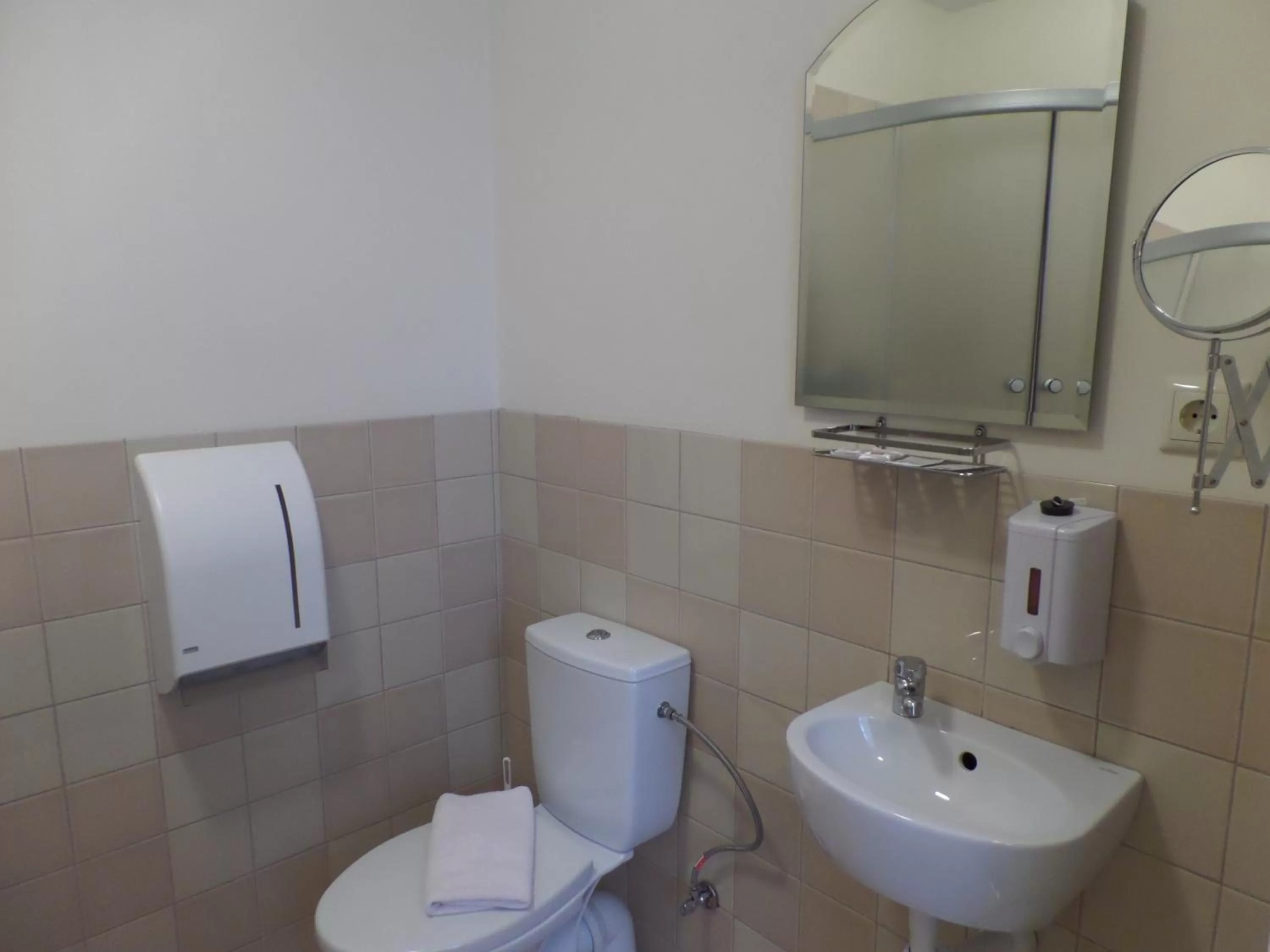 Toilet in Happy Hotel