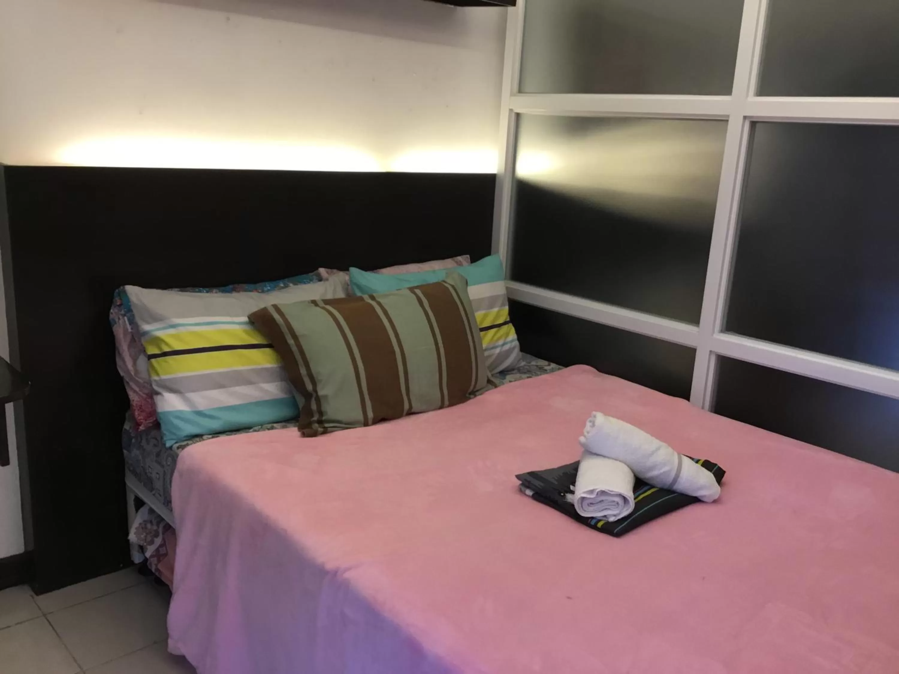 Bed in Condo with Free Swimming Pool & Viewing Deck