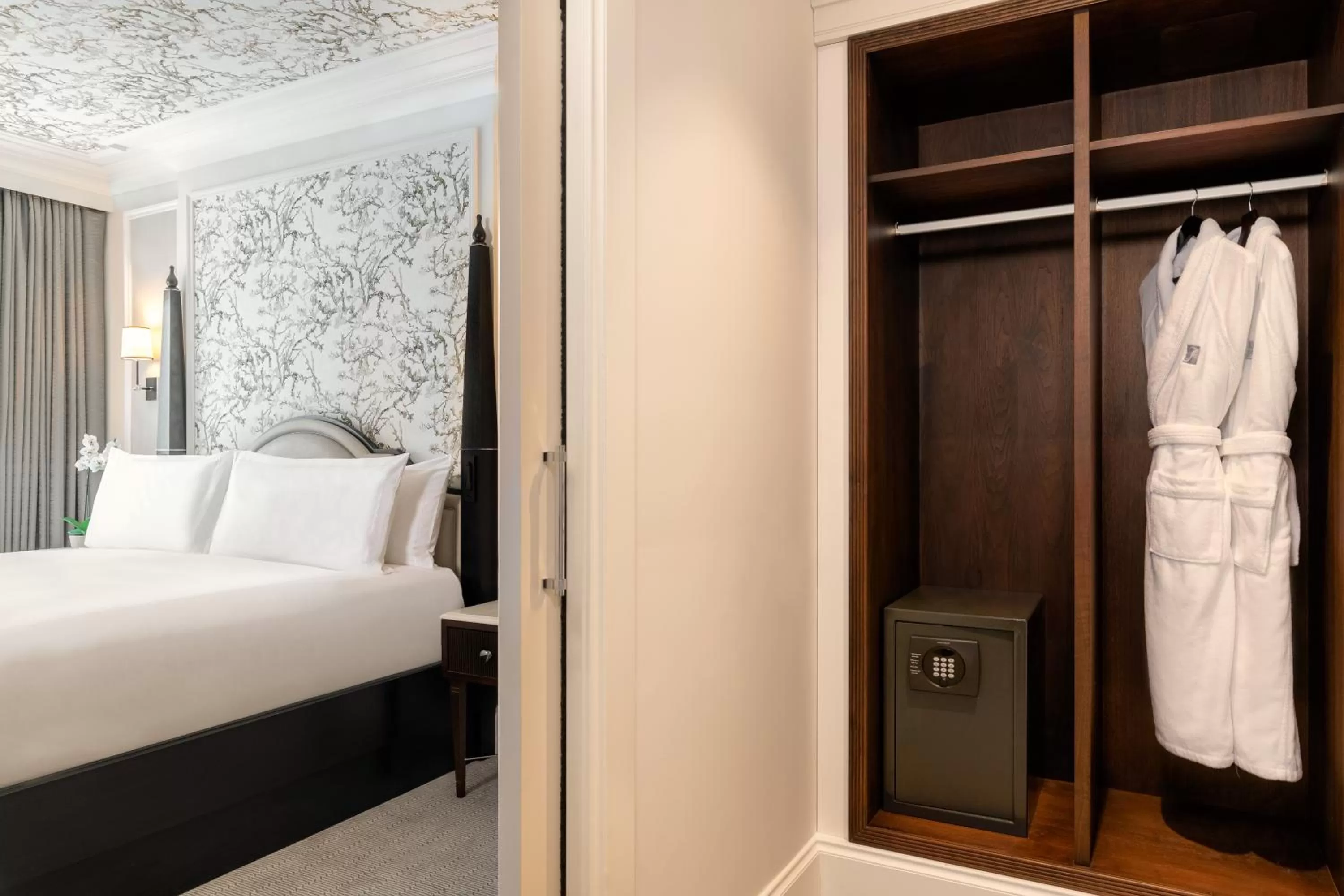 Bedroom, Bed in Fairmont Windsor Park