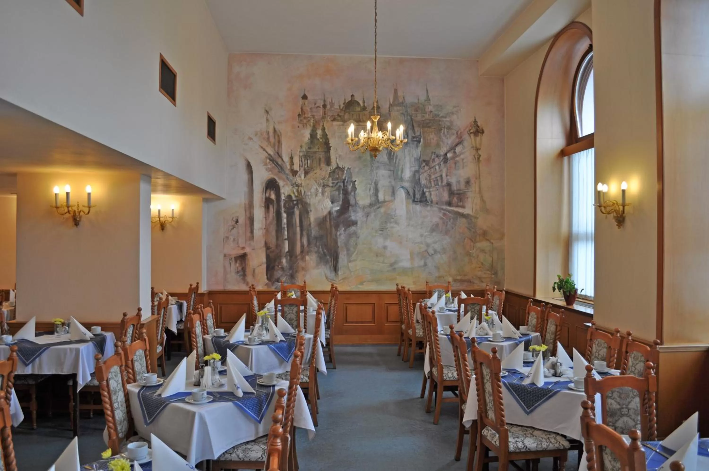 Restaurant/places to eat in Hotel Opera