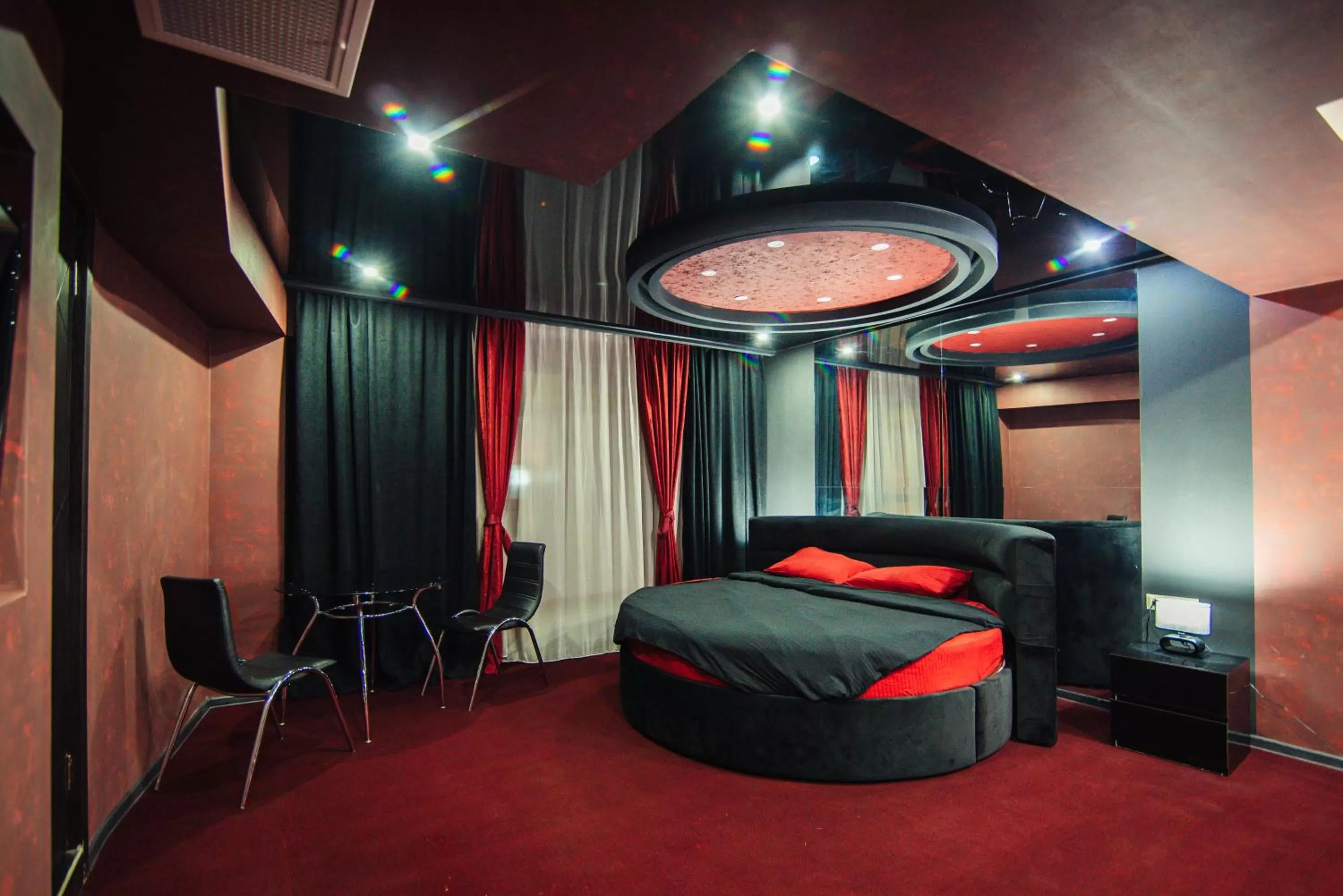 Photo of the whole room in Royal Plaza Hotel