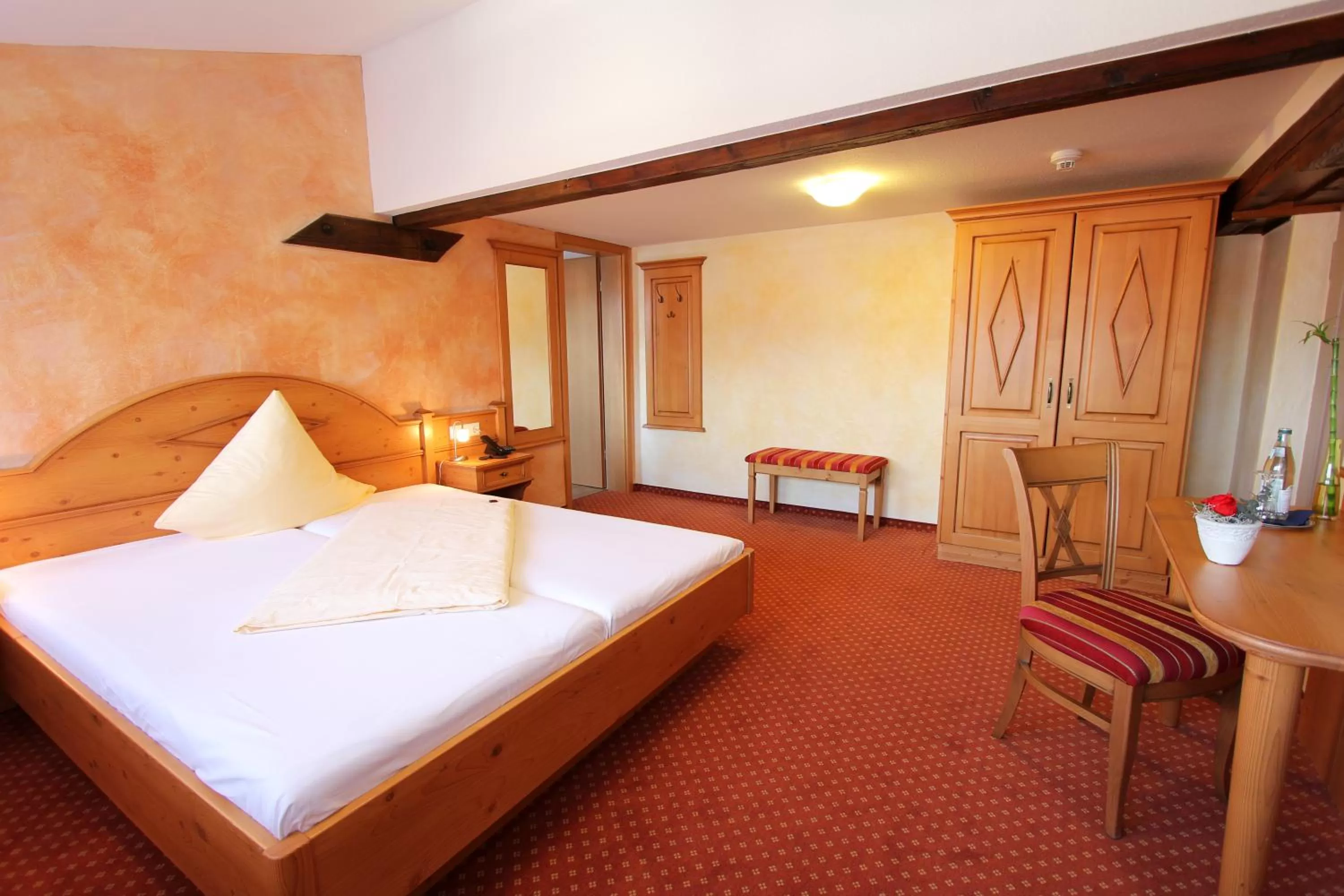 Bed in Weinhotel / Gasthaus zur Sonne