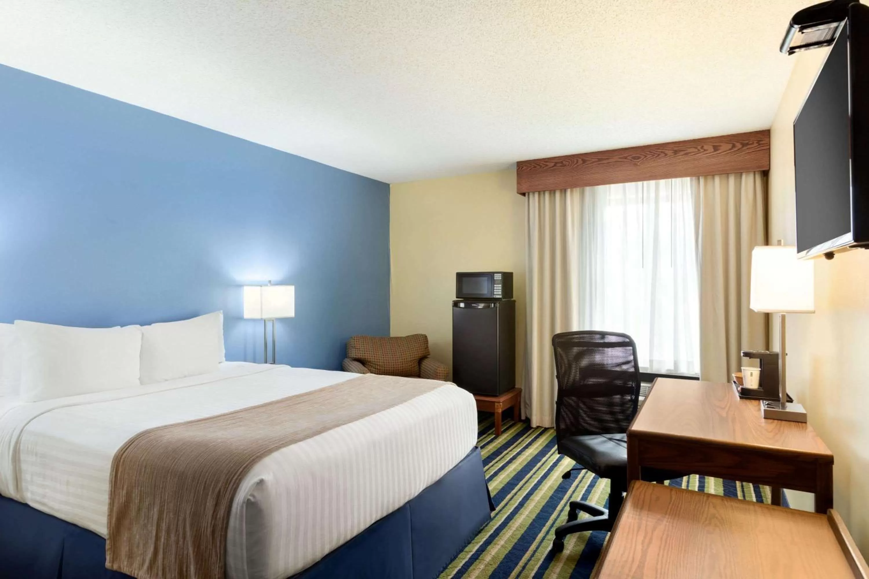 Photo of the whole room, Bed in Days Inn by Wyndham Fargo - West Acres