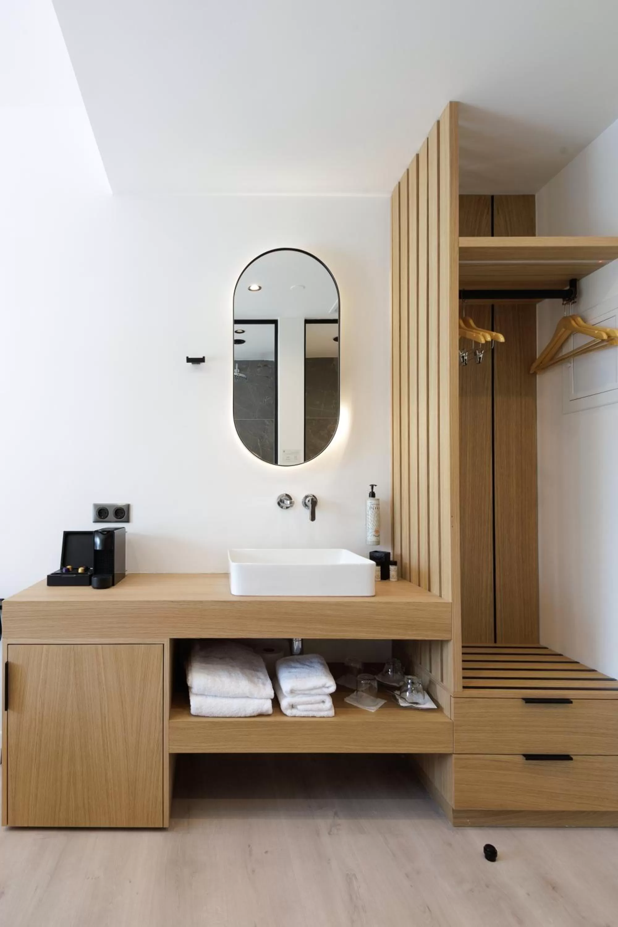 towels, Bathroom in LUX&EASY Signature Syngrou 234