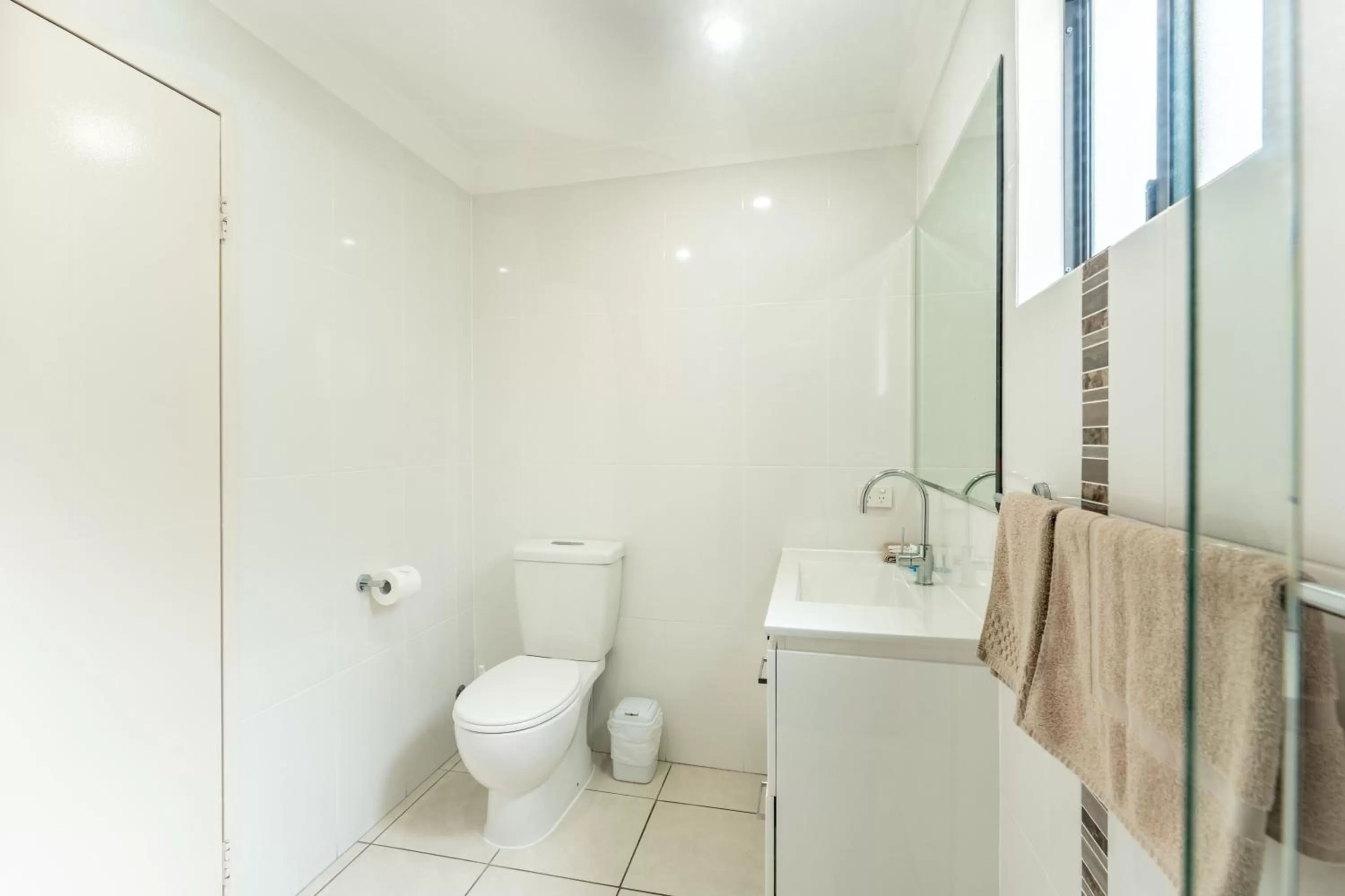 Bathroom in Emerald Gardens Motel & Apartments