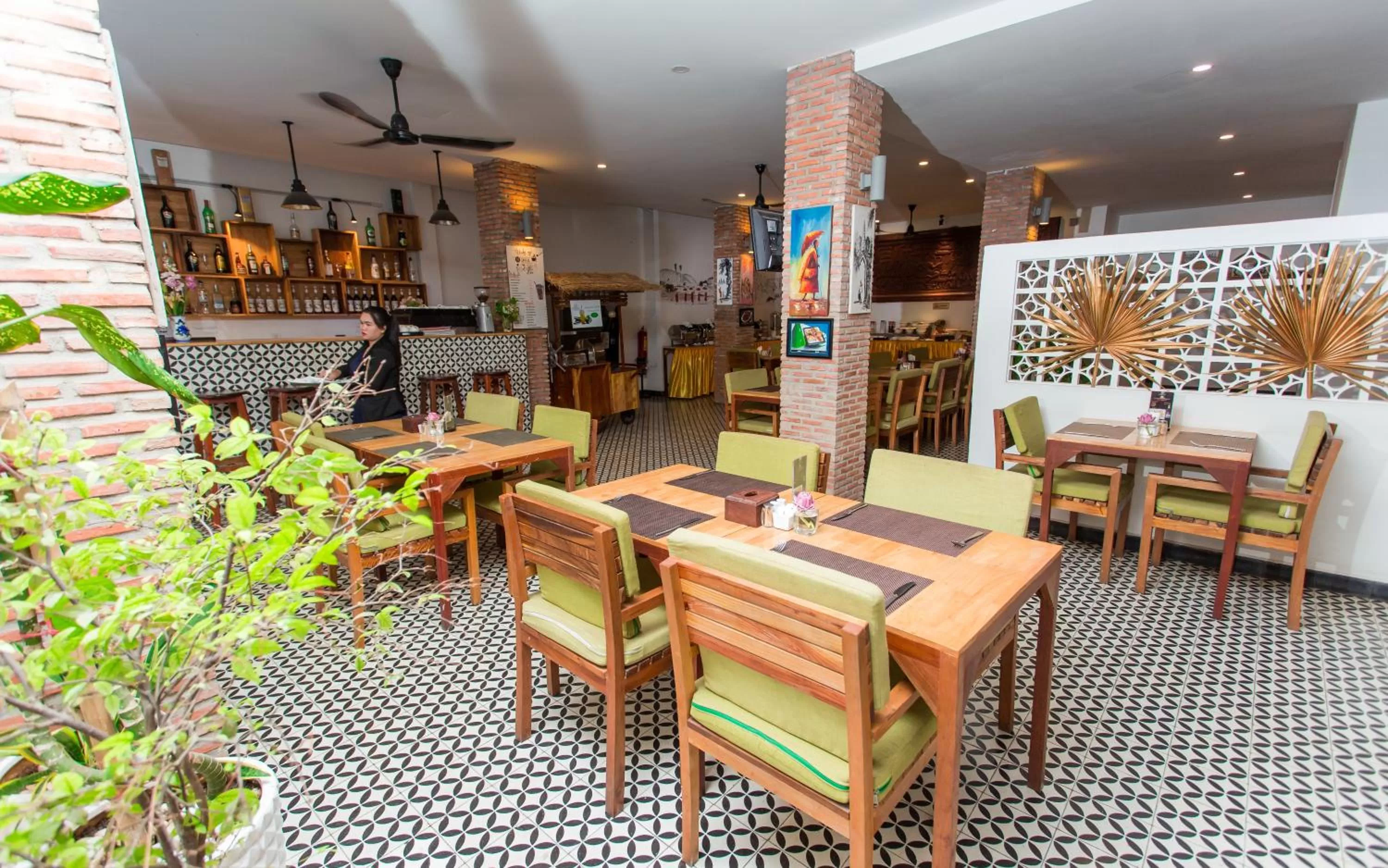 Restaurant/places to eat in Home Chic Hotel