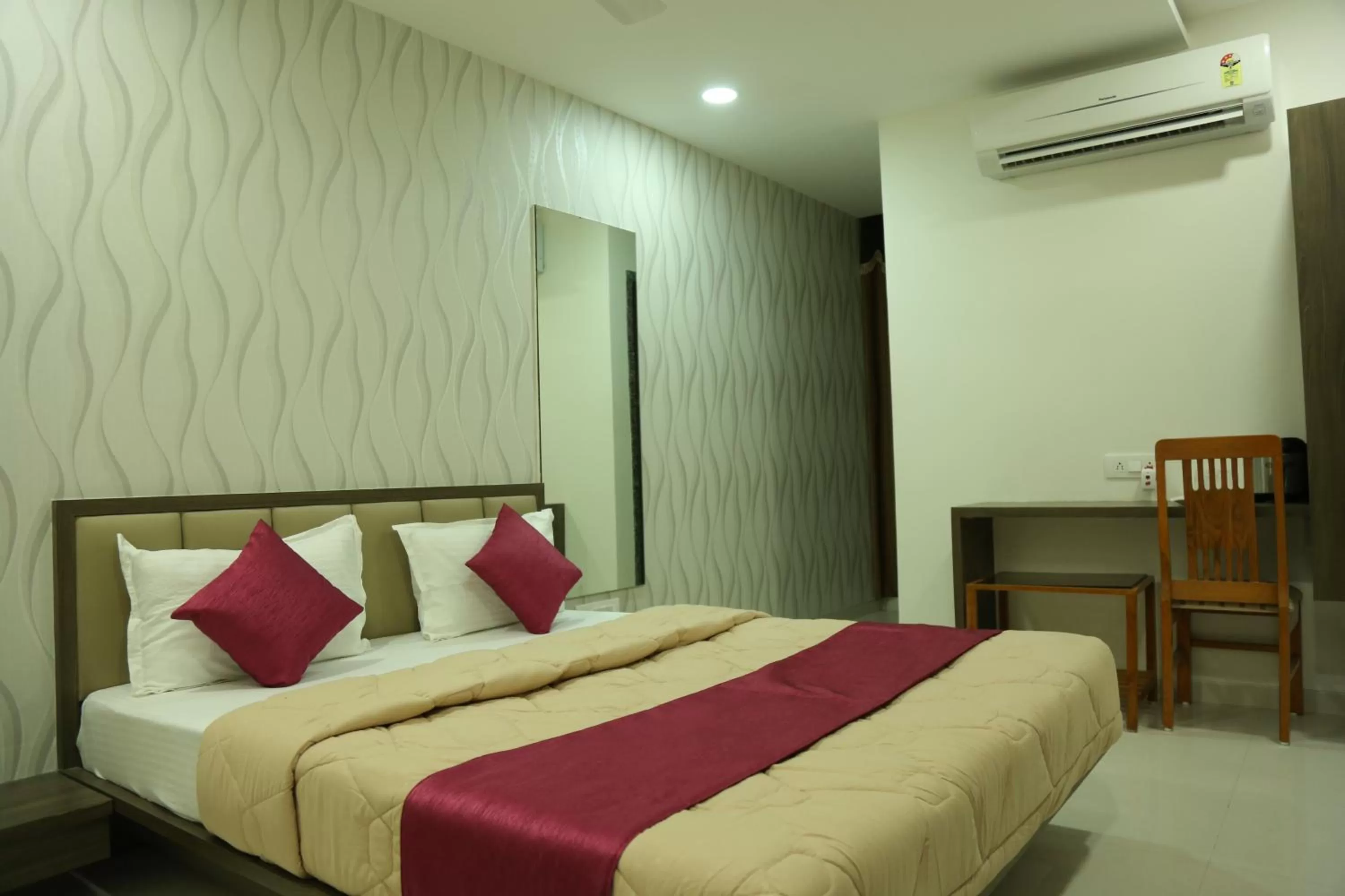 Photo of the whole room, Bed in The Pacific Hotel