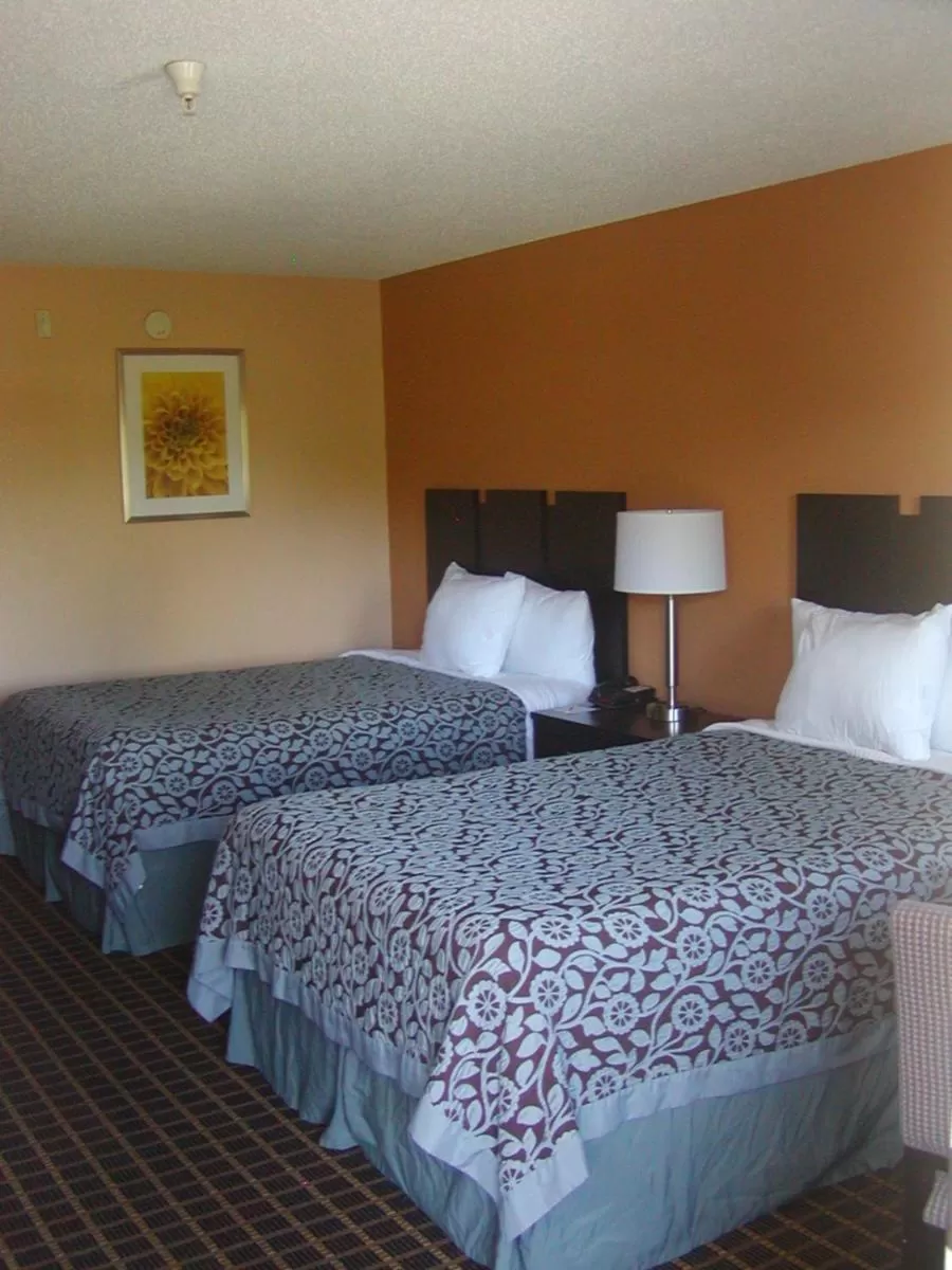 Photo of the whole room, Bed in Days Inn by Wyndham Marietta White Water