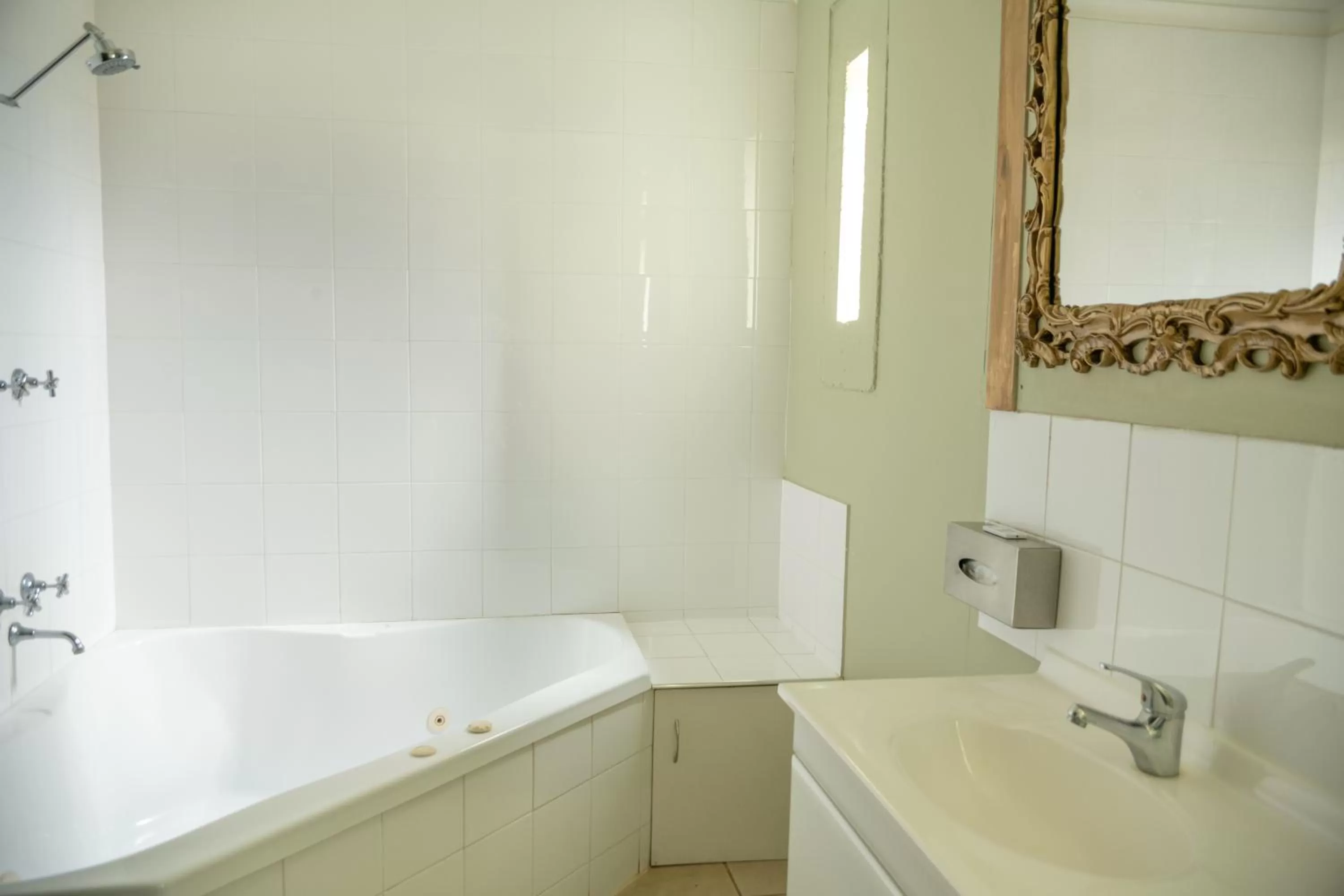 Shower in Big4 Kryal Castle Holiday Park Ballarat