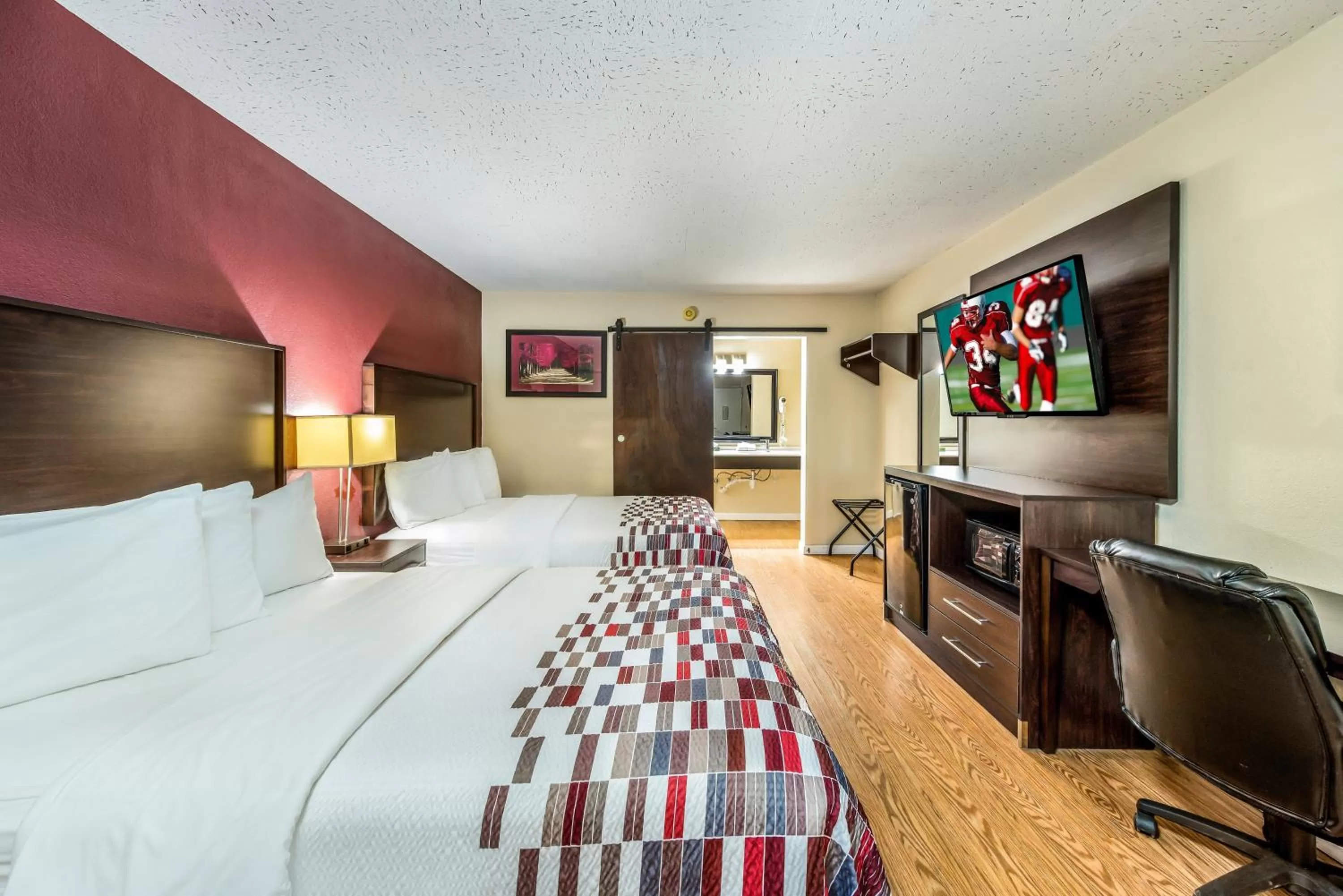 Photo of the whole room, Bed in Red Roof Inn & Suites Wapakoneta