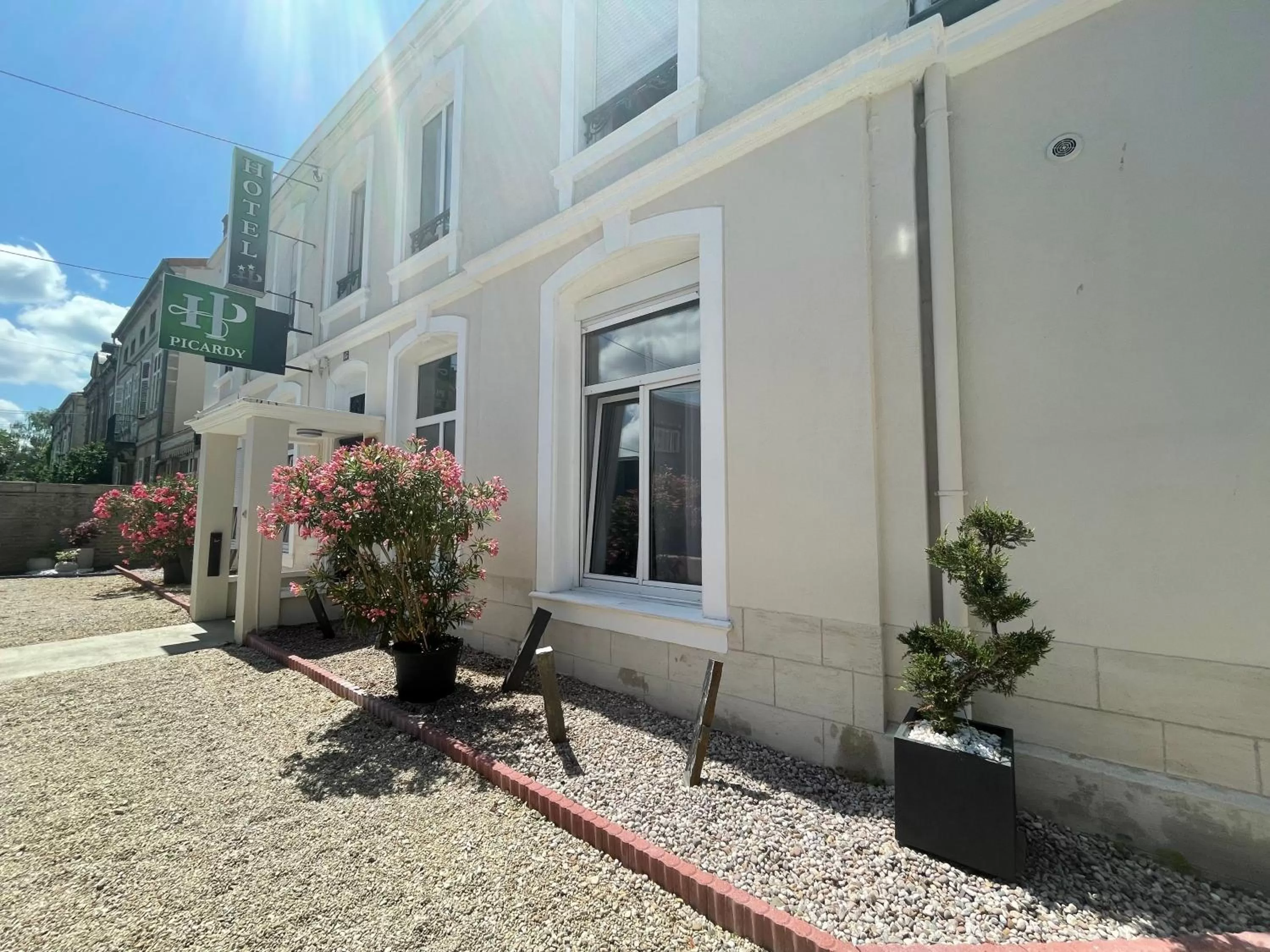 Property building in Hôtel Le Picardy