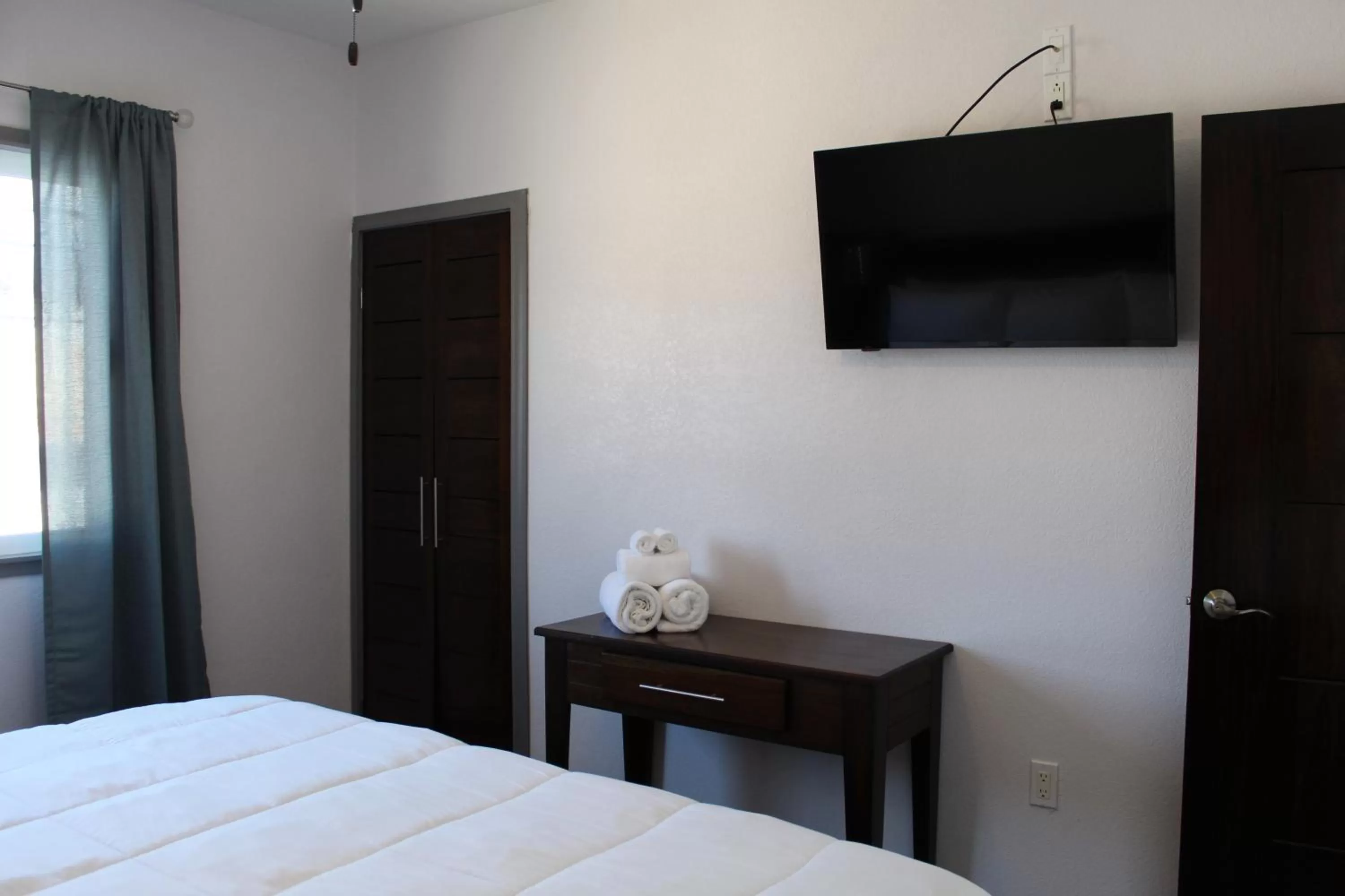 Bedroom, Bed in Barefoot Caye Caulker Hotel