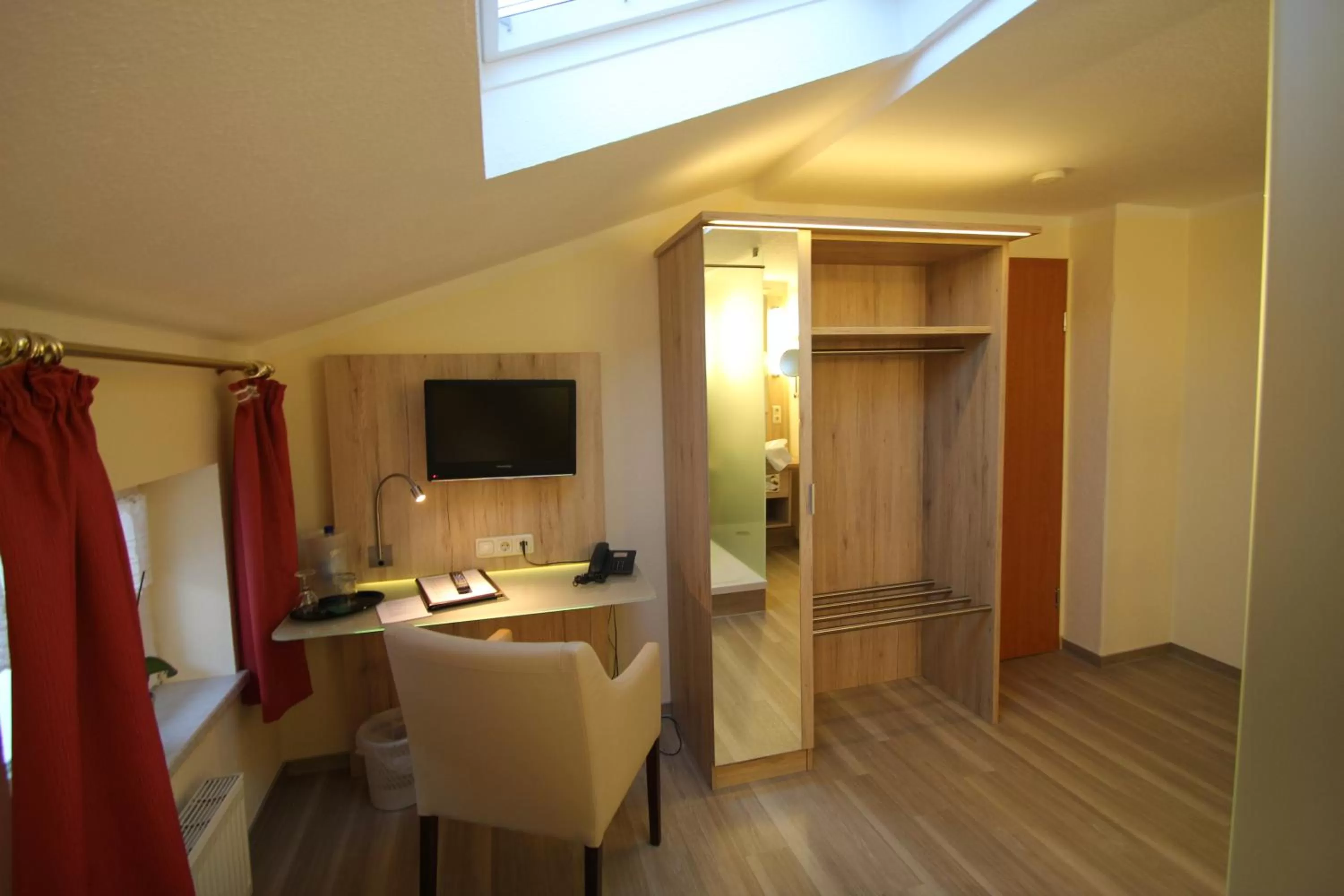 Shower, TV/Entertainment Center in Hotel Villa Elisabeth