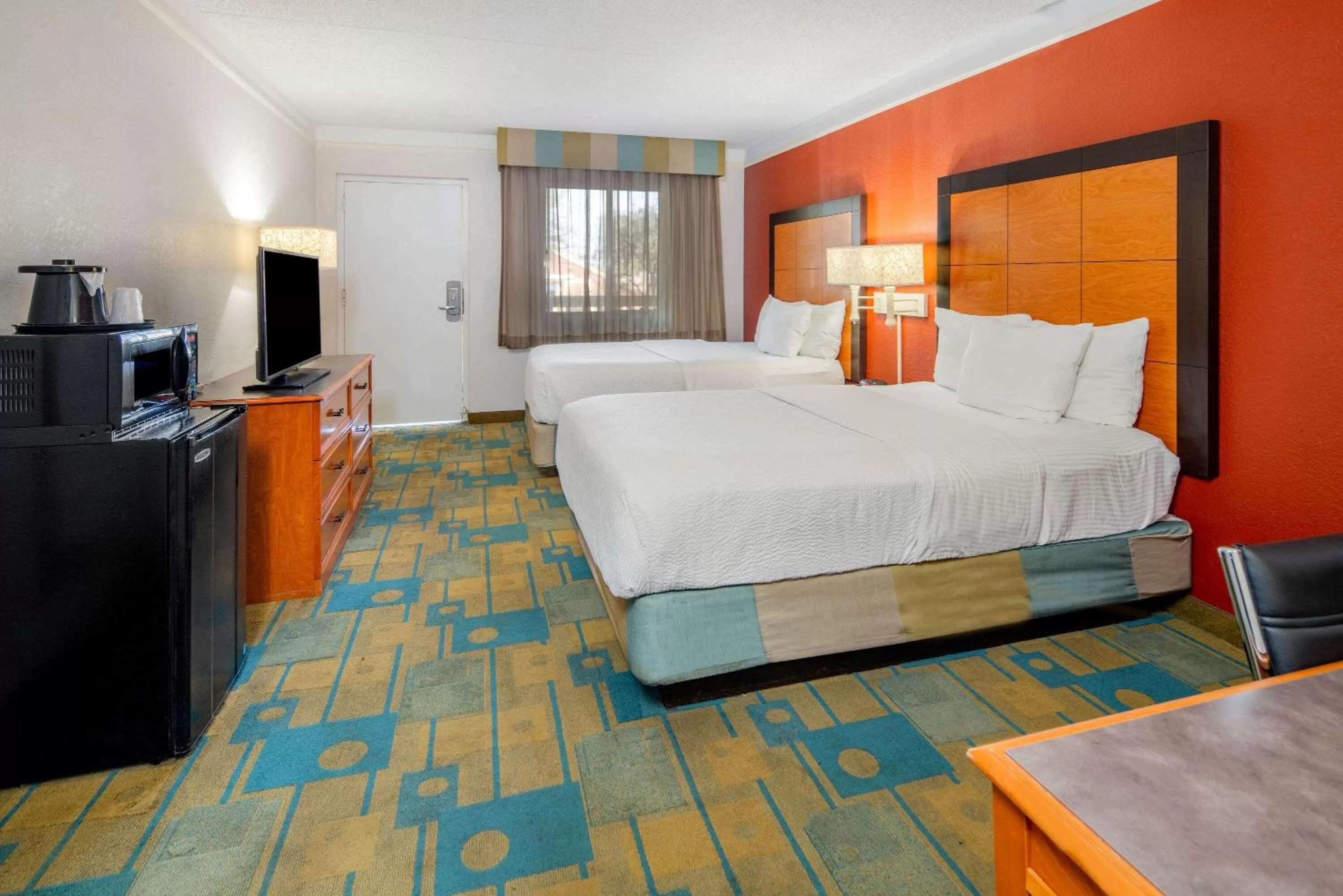Photo of the whole room, Bed in La Quinta Inn & Suites by Wyndham Irvine Spectrum