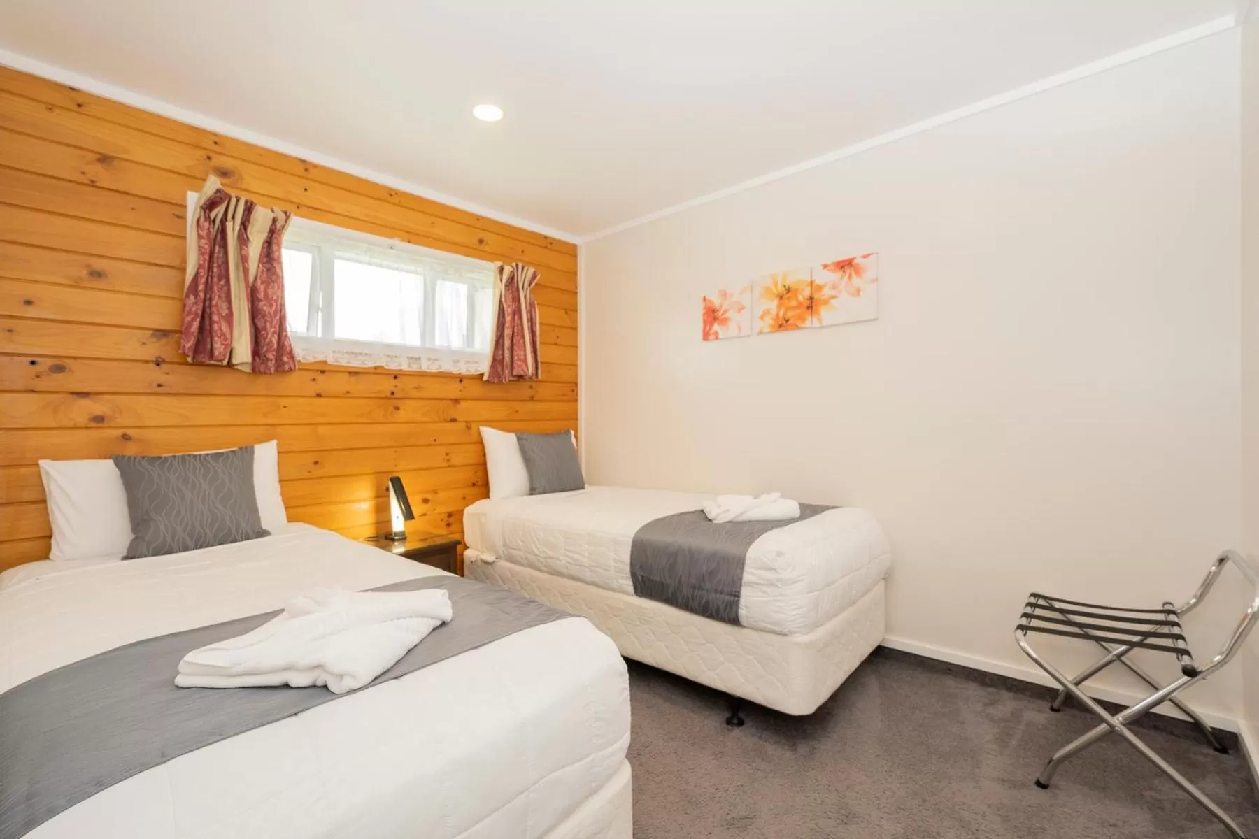 Bed in Tudor Park Motel Spacious with kitchens 1 minute walk to restaurant and shopping centre and Gisborne Hospital