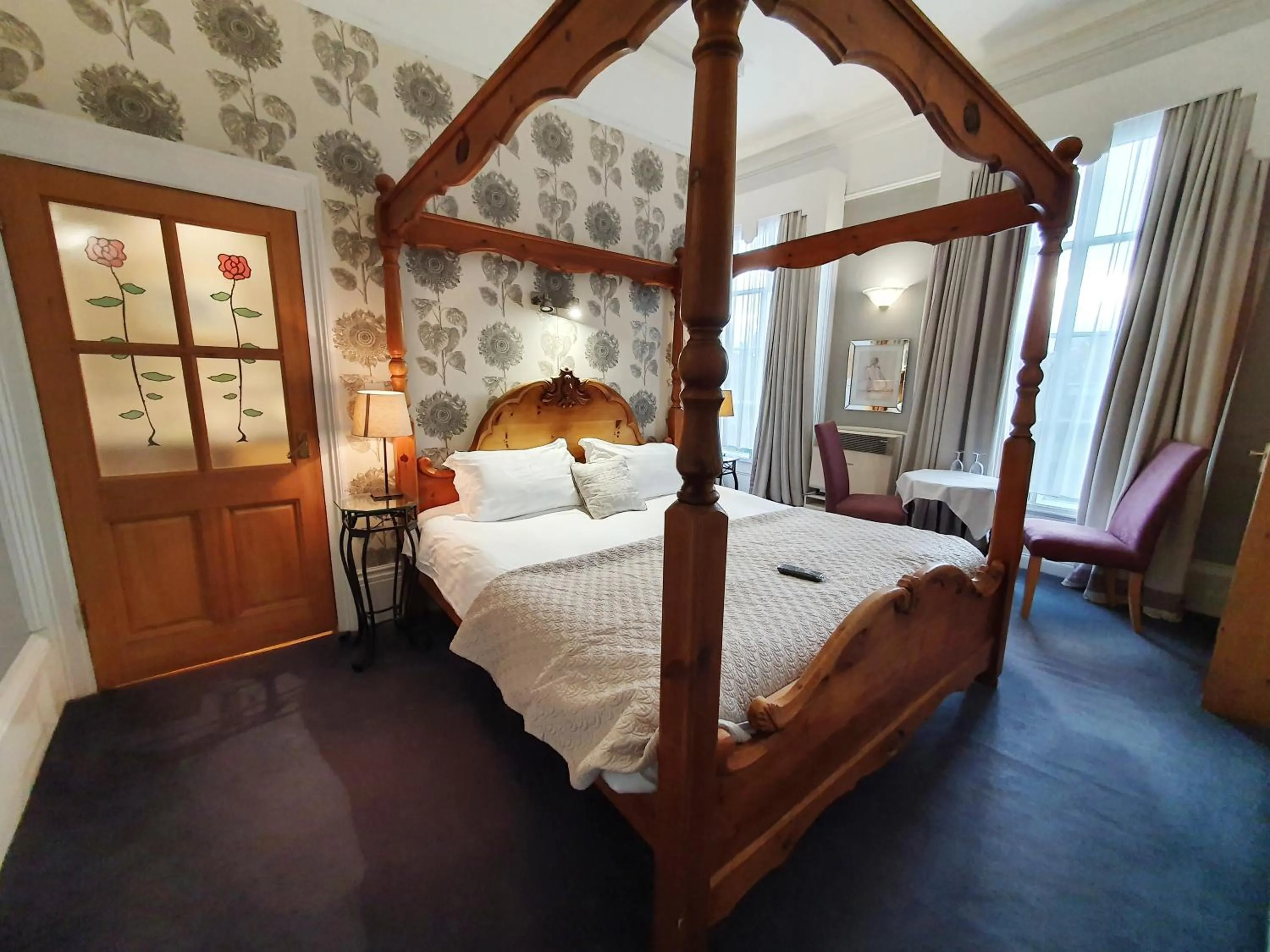 Bed in Holmwood House Guest Accommodation