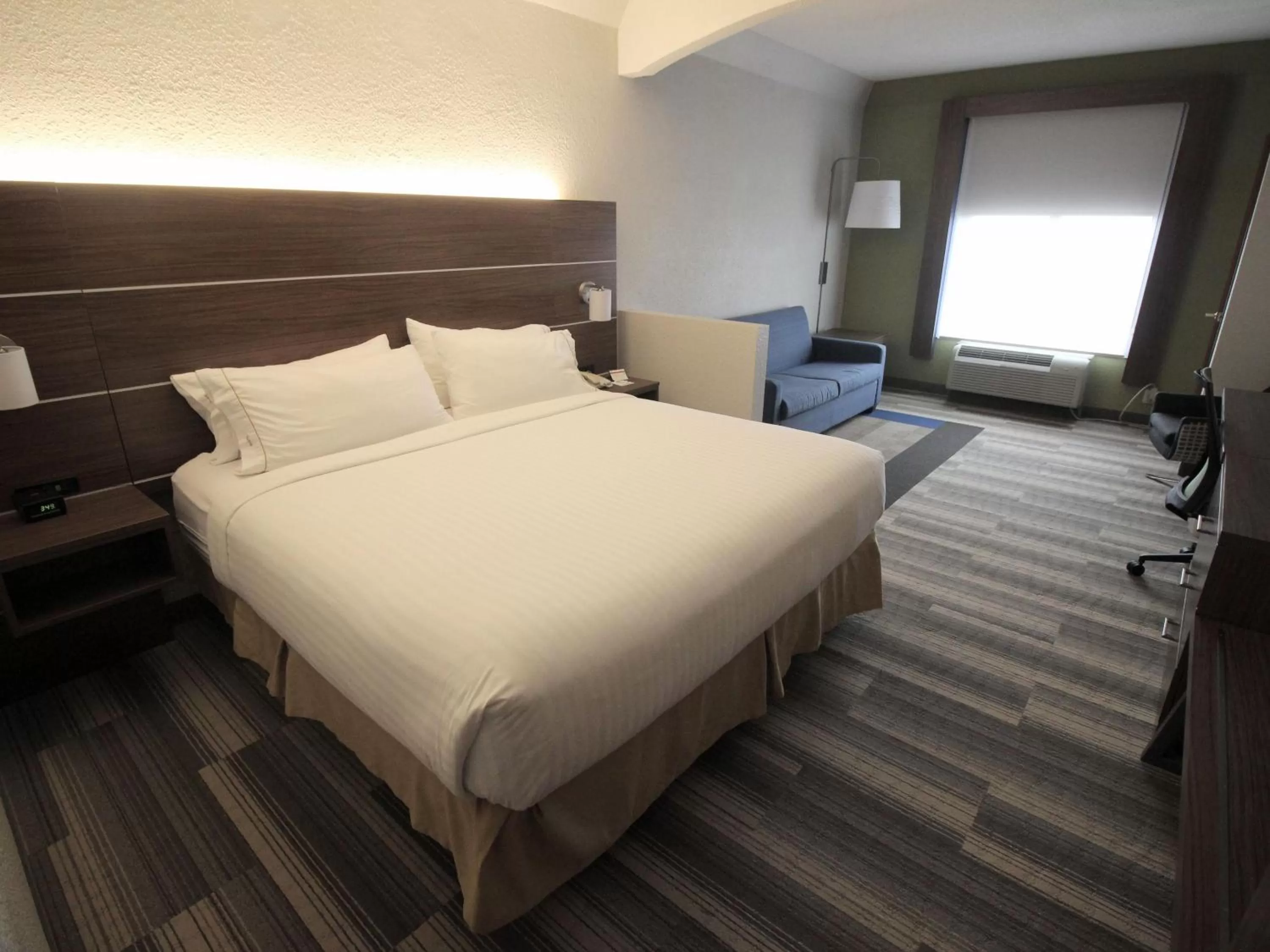 Bed in Holiday Inn Express & Suites Houston - Memorial Park Area by IHG