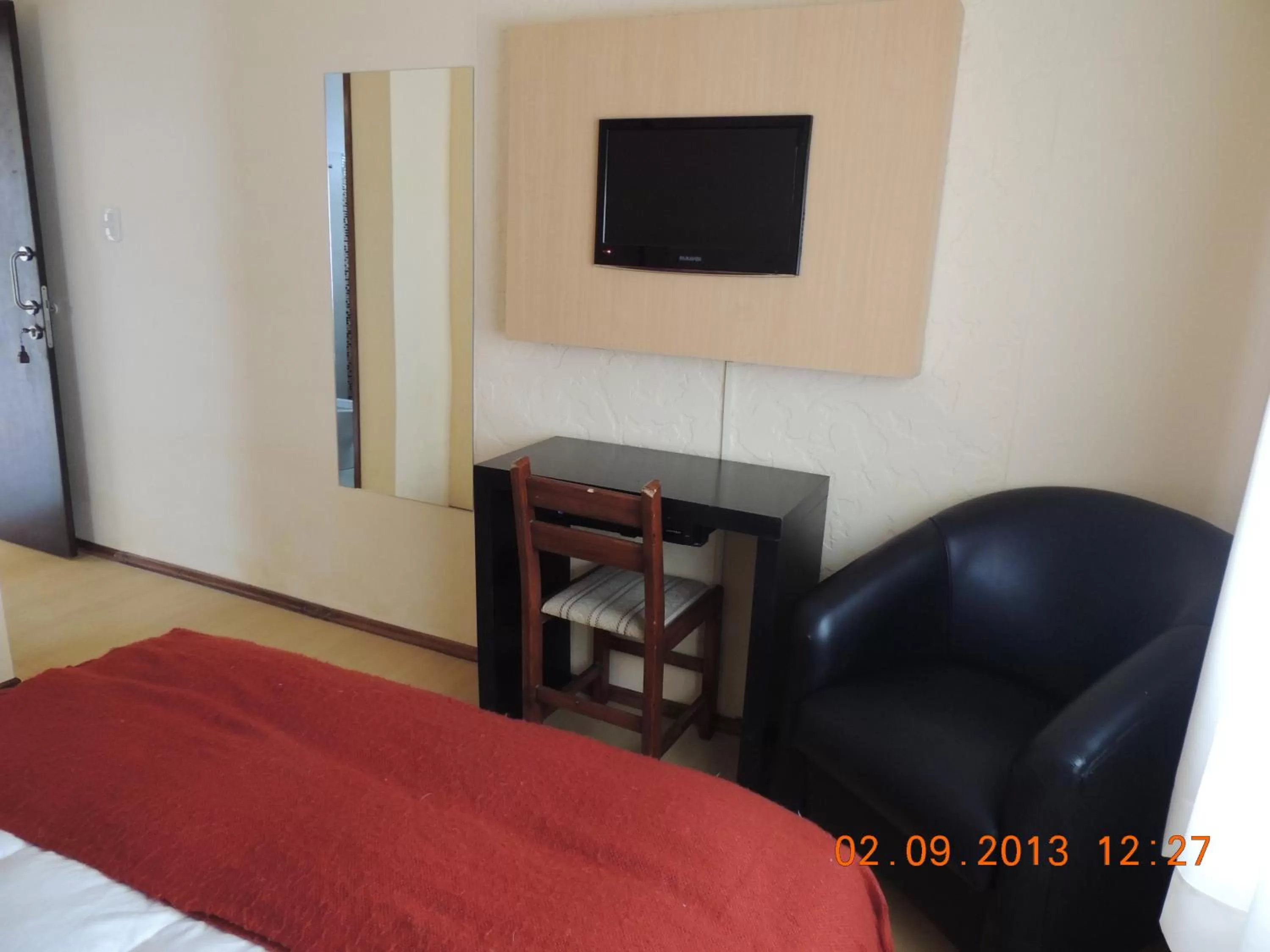 Bed, TV/Entertainment Center in Hotel Internacional