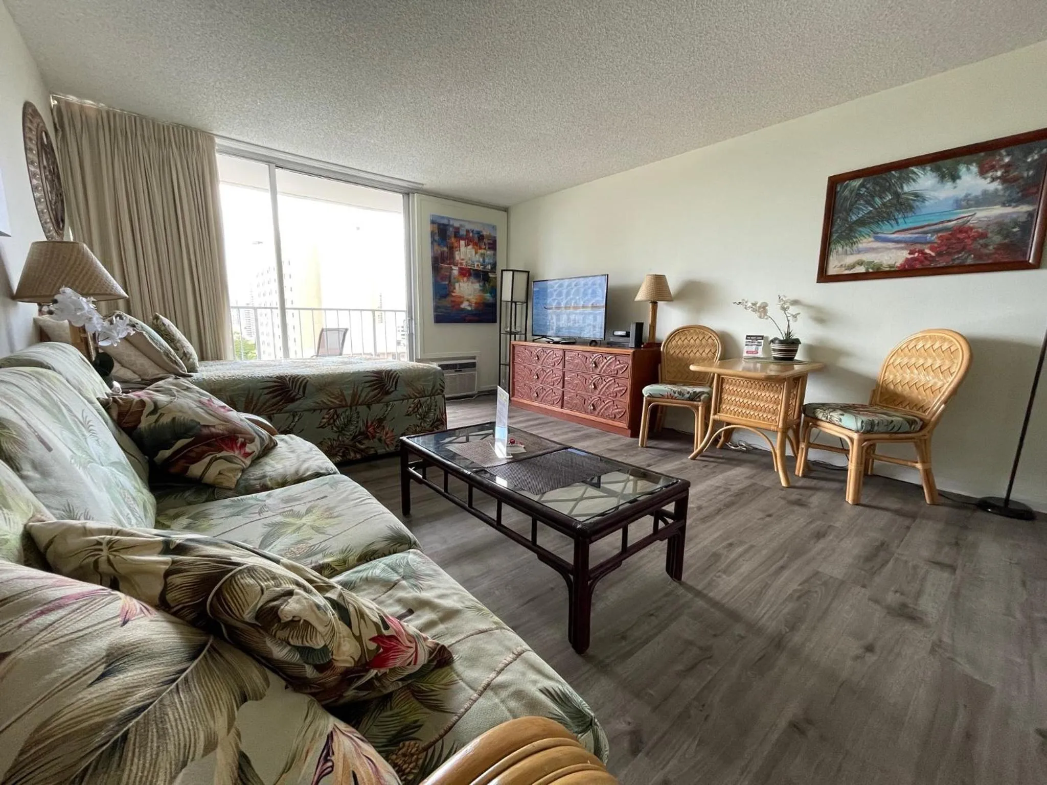 Tropical Studios at Marine Surf Waikiki - FREE PARKING - BEST LOCATION - FULL KITCHEN - SWIMMING POOL
