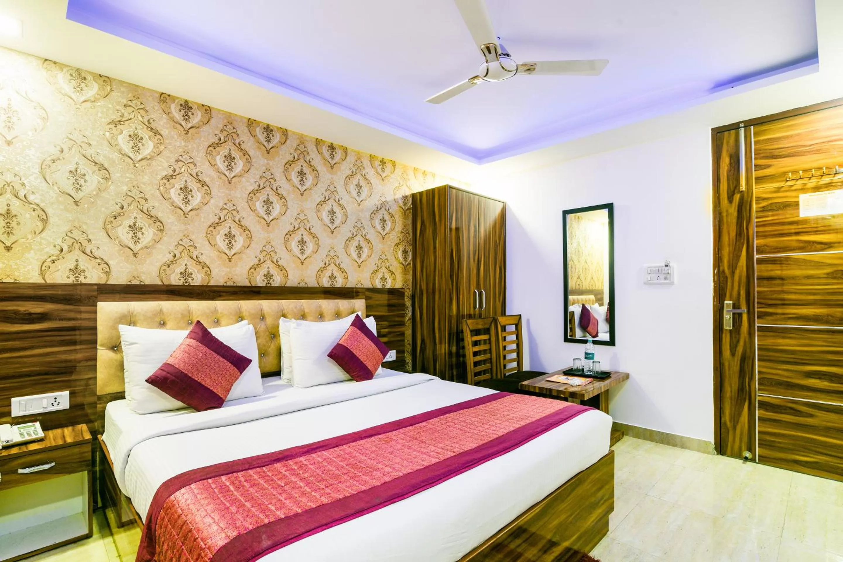 Bed in Hotel Pearl - Mahipalpur Delhi Airport