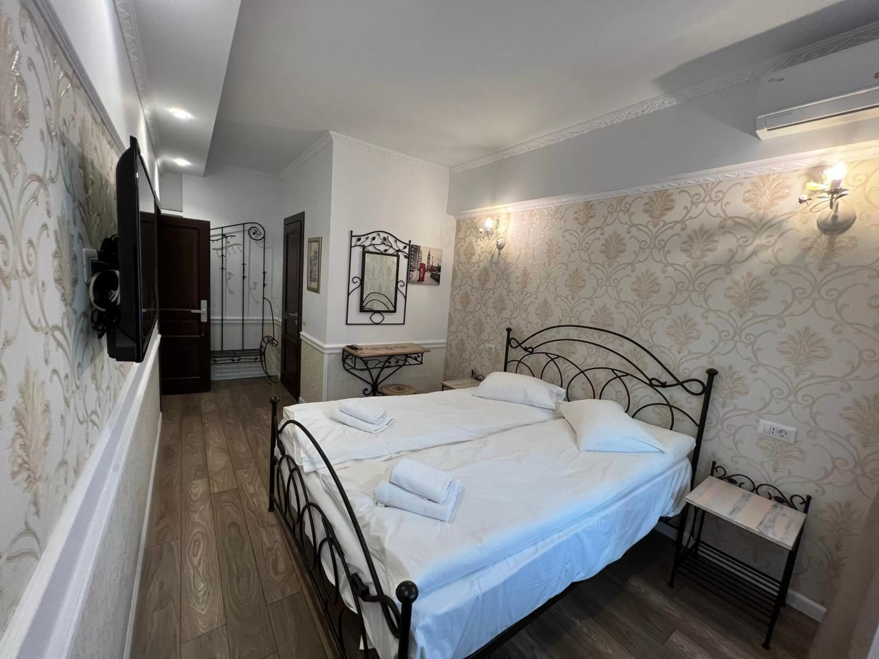 Bed in Hotel Boutique Cathedral Plaza Residences room for rent downtown