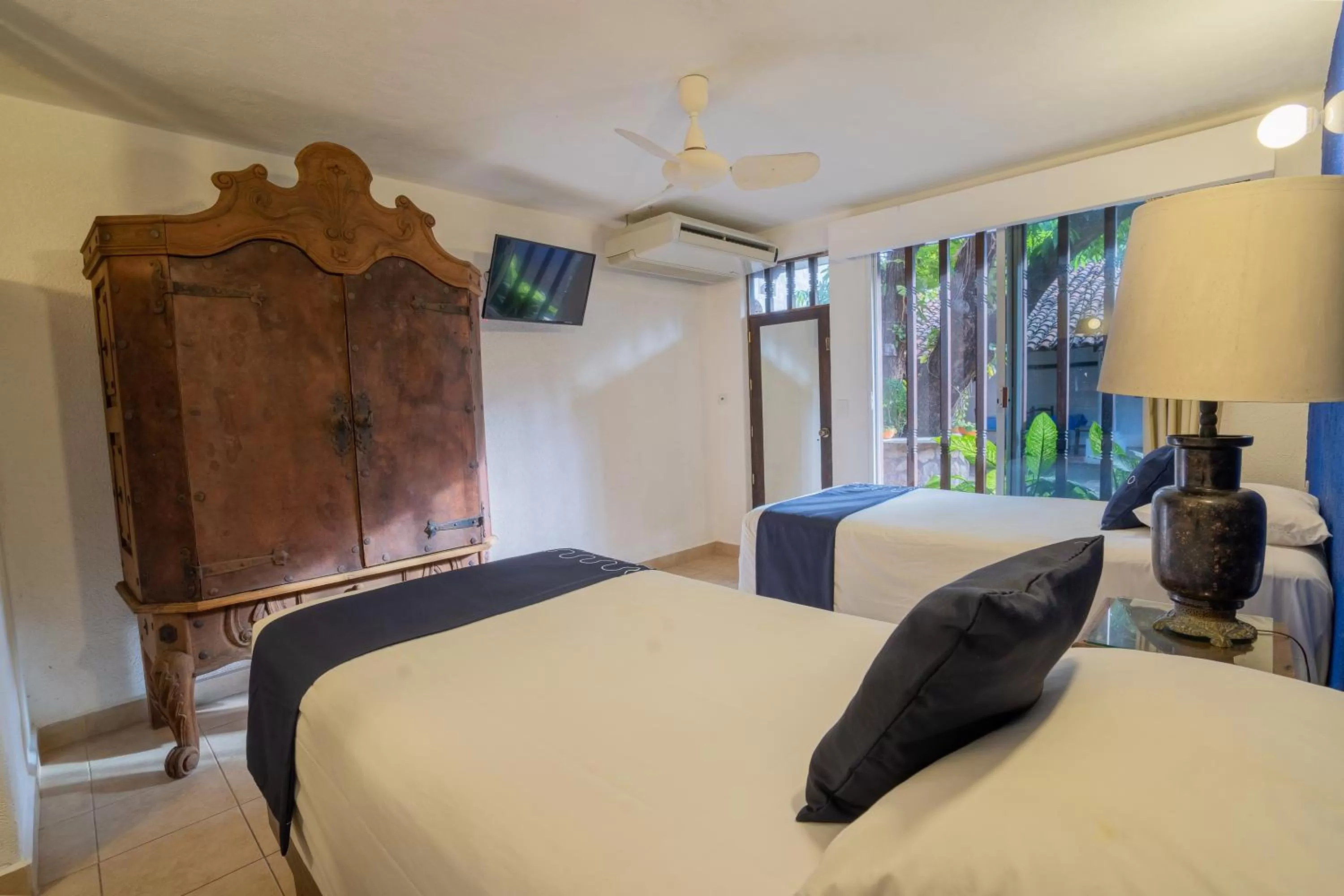 TV and multimedia, Bed in Hotel Mision, Acapulco centro