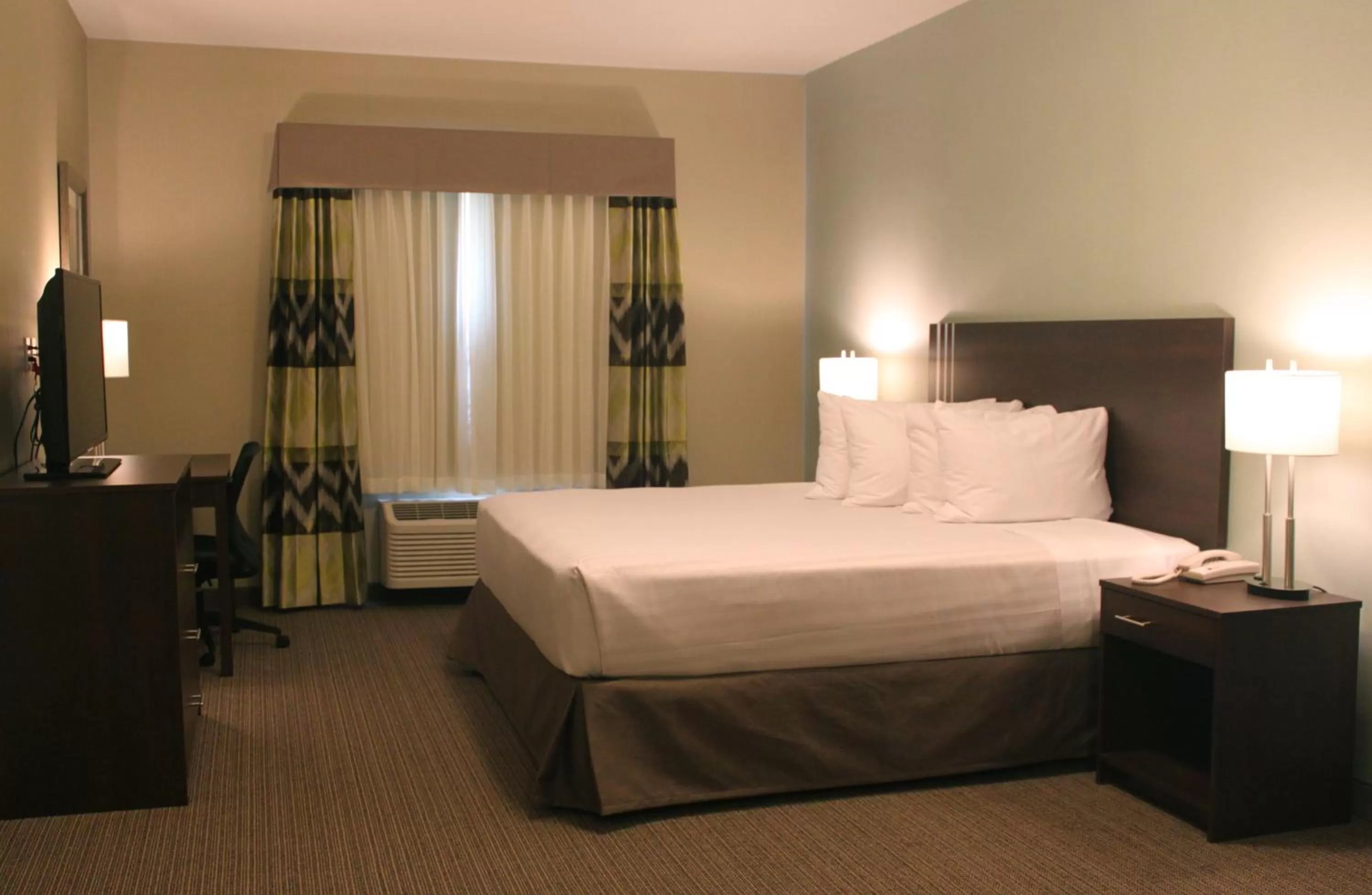Standard King Room in Meridian Inn & Suites Lloydminster