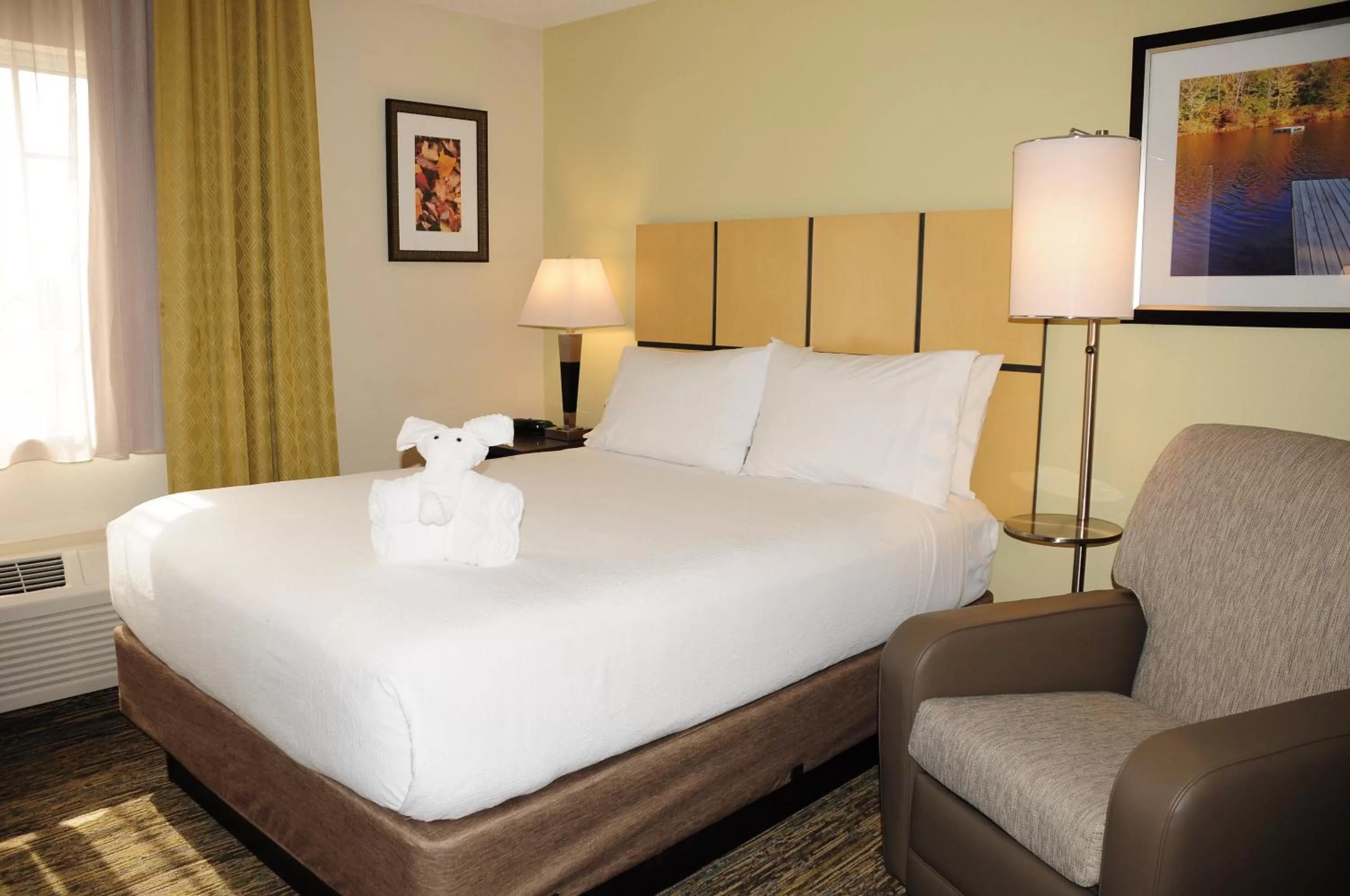 Photo of the whole room, Bed in Candlewood Suites Washington-Dulles Herndon by IHG