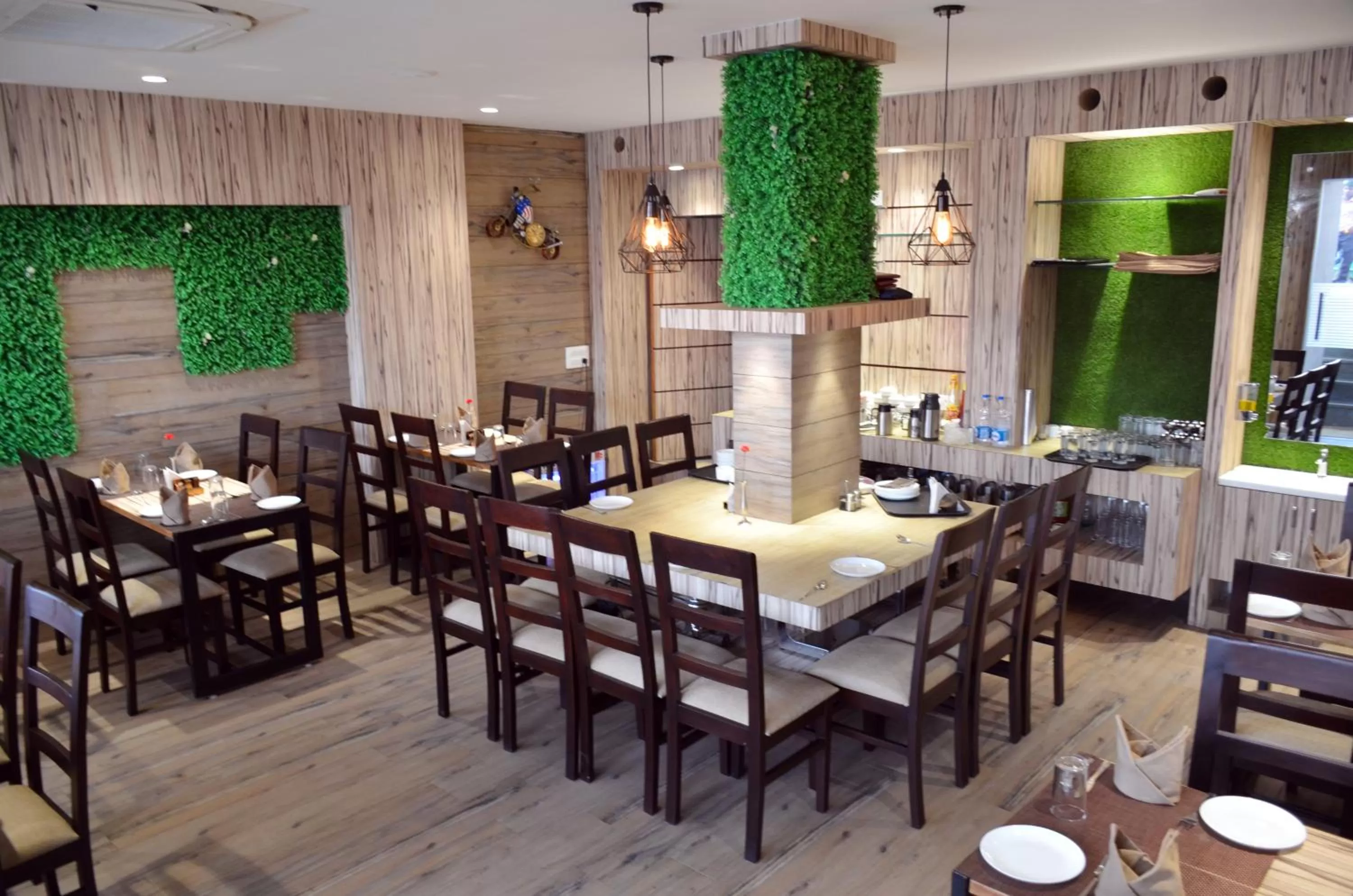 Restaurant/places to eat in Hotel Radiance