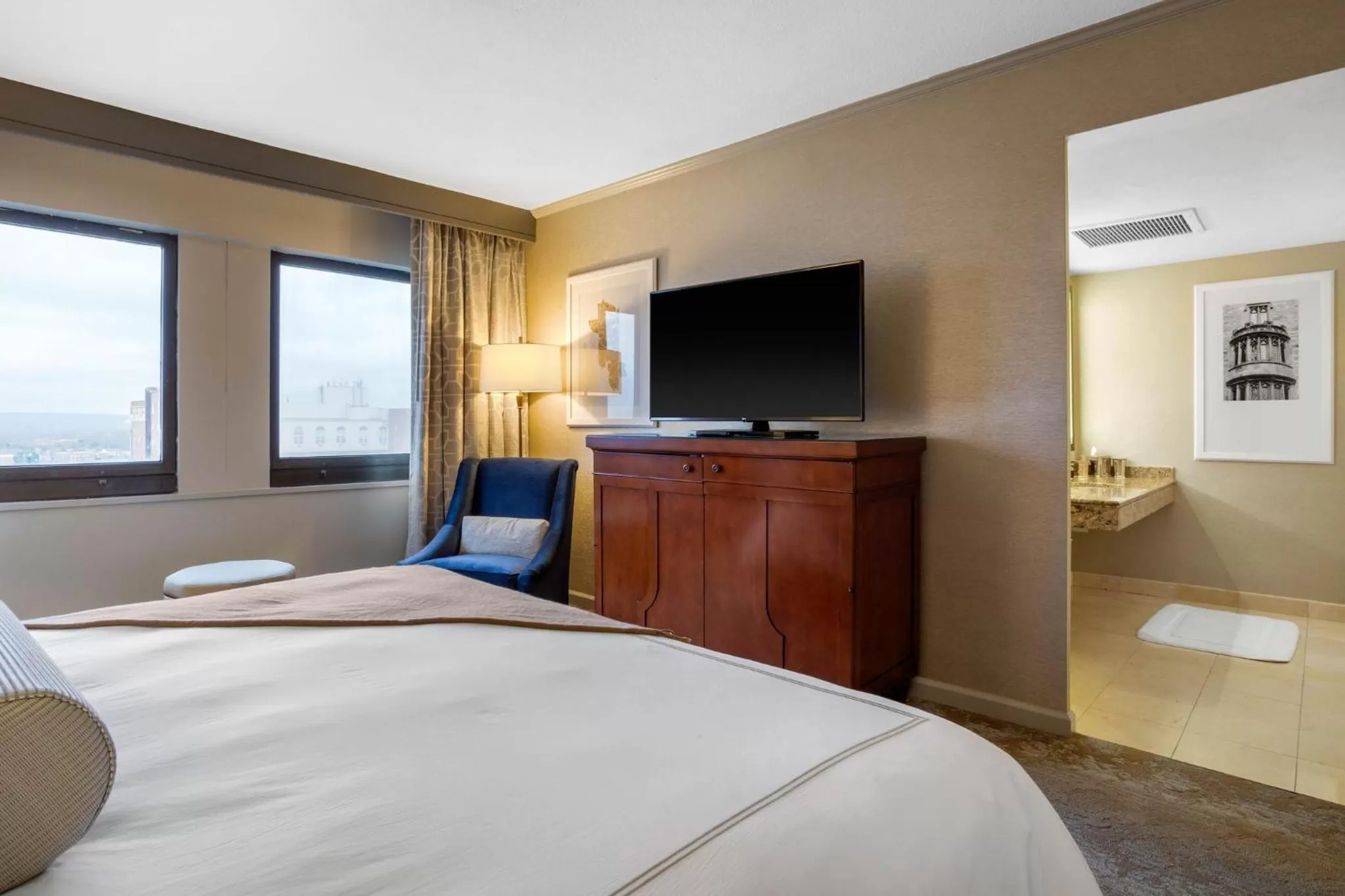 Photo of the whole room, Bed in Omni New Haven Hotel at Yale