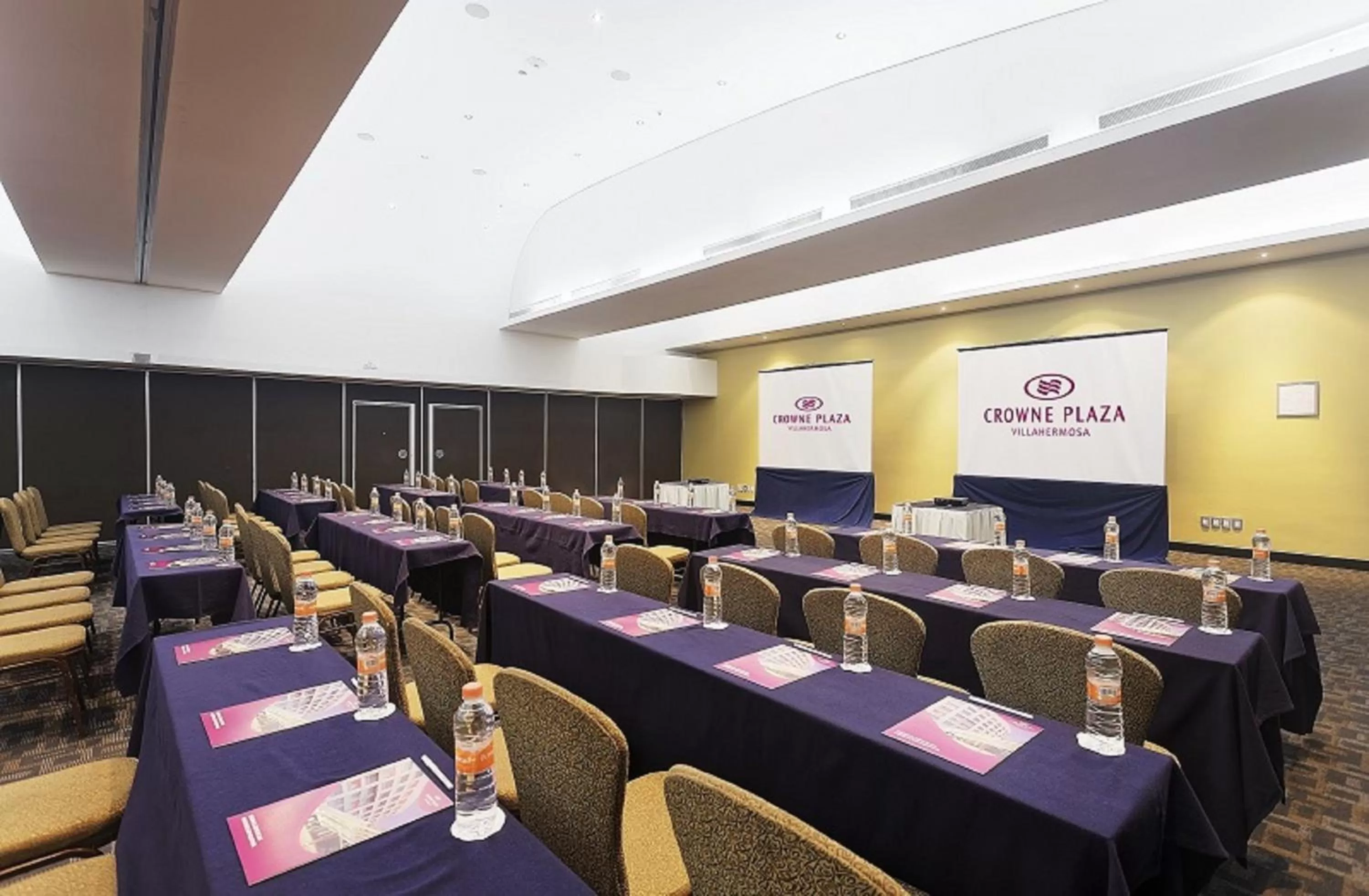 Meeting/conference room in Crowne Plaza Villahermosa by IHG
