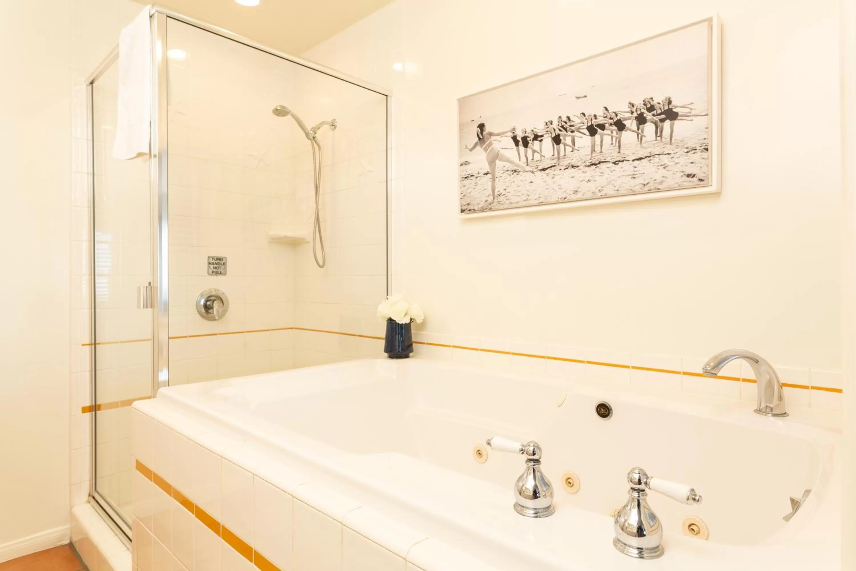 Shower in The Sea View Inn At The Beach