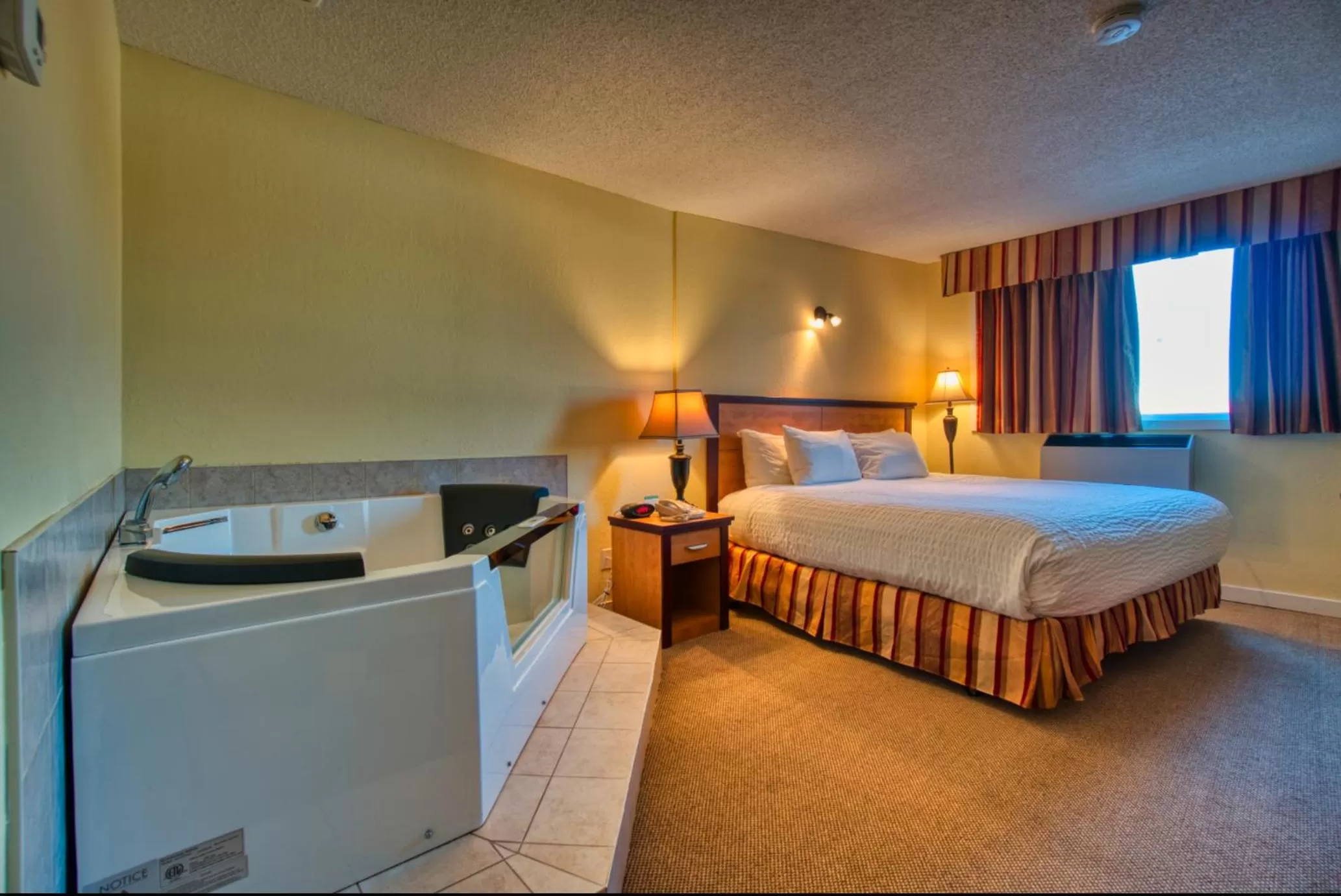 Photo of the whole room, Bed in Park West Inn