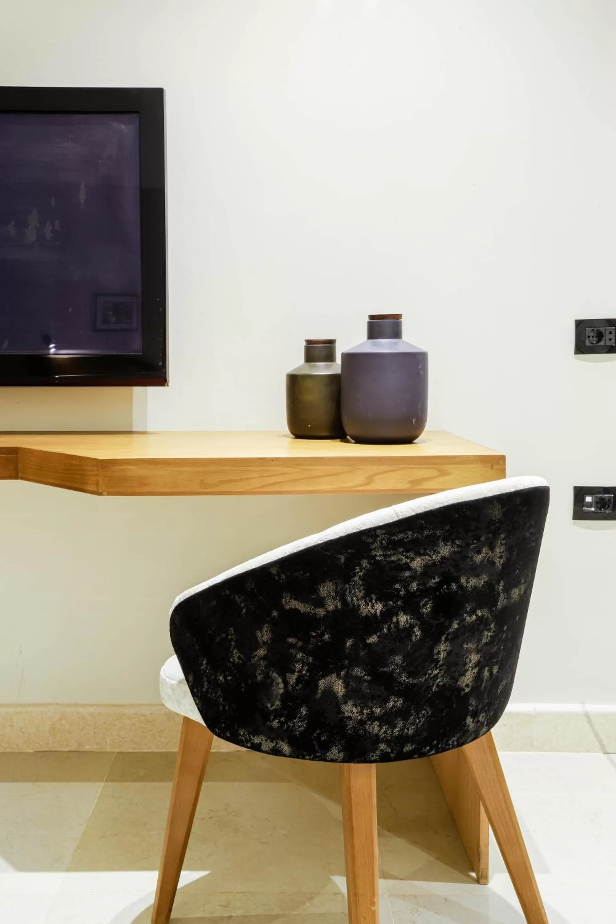 TV and multimedia in NewCity Hotel & Suites