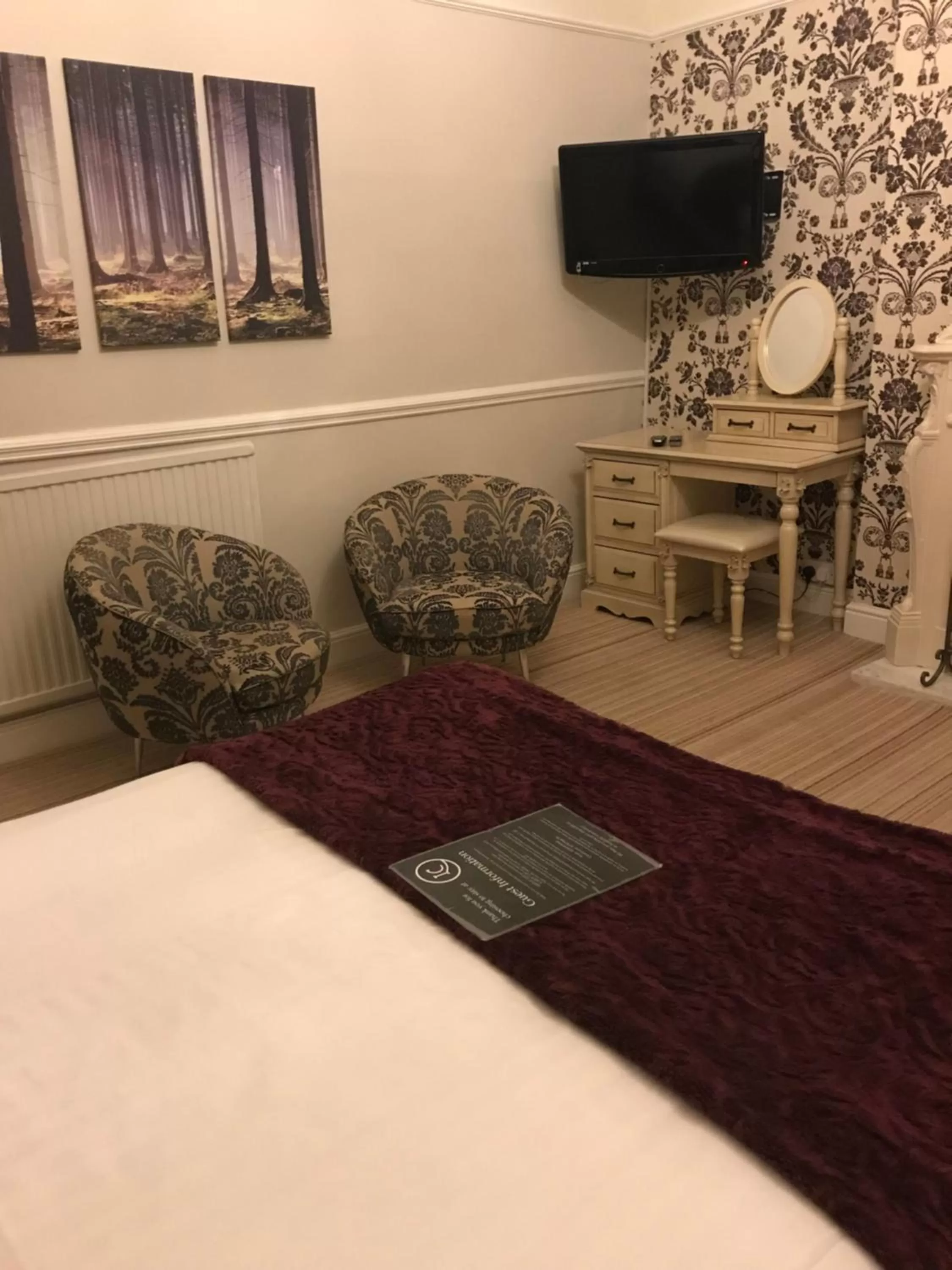 Bed in Lauriston & Lawton Court Hotel