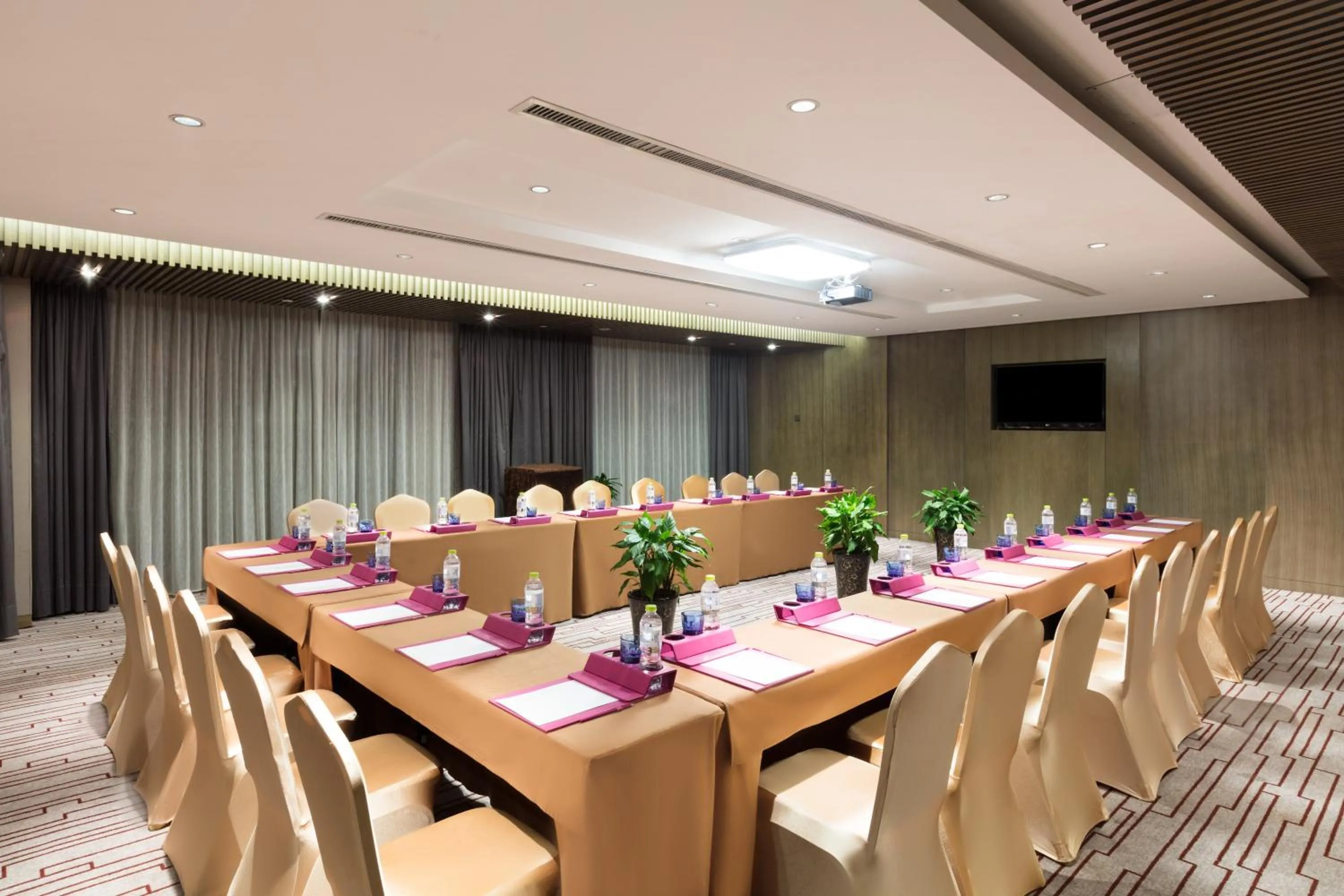 Meeting/conference room in Crowne Plaza Xuzhou Dalong Lake by IHG