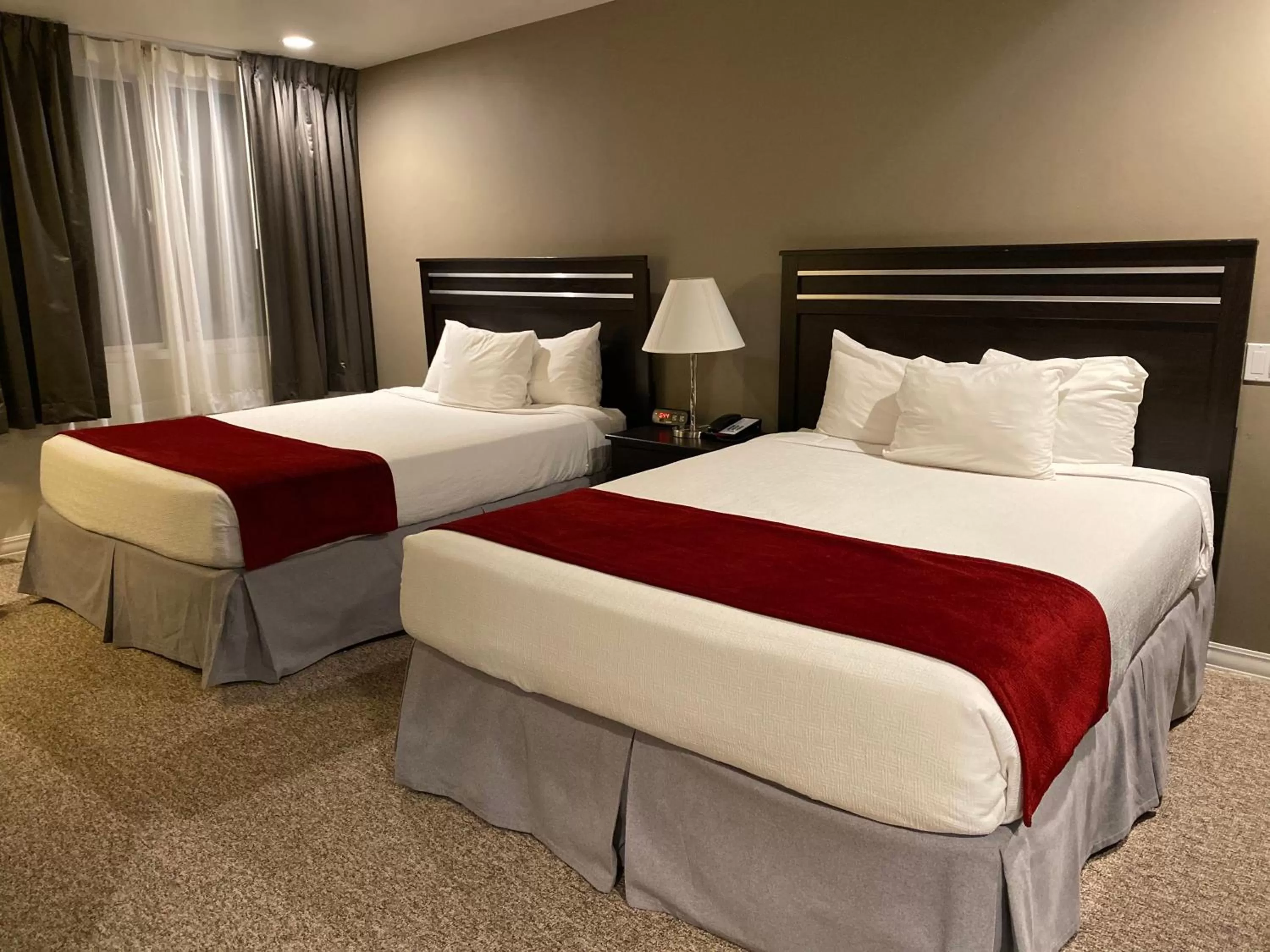 Bed in Redac Gateway Hotel Torrance