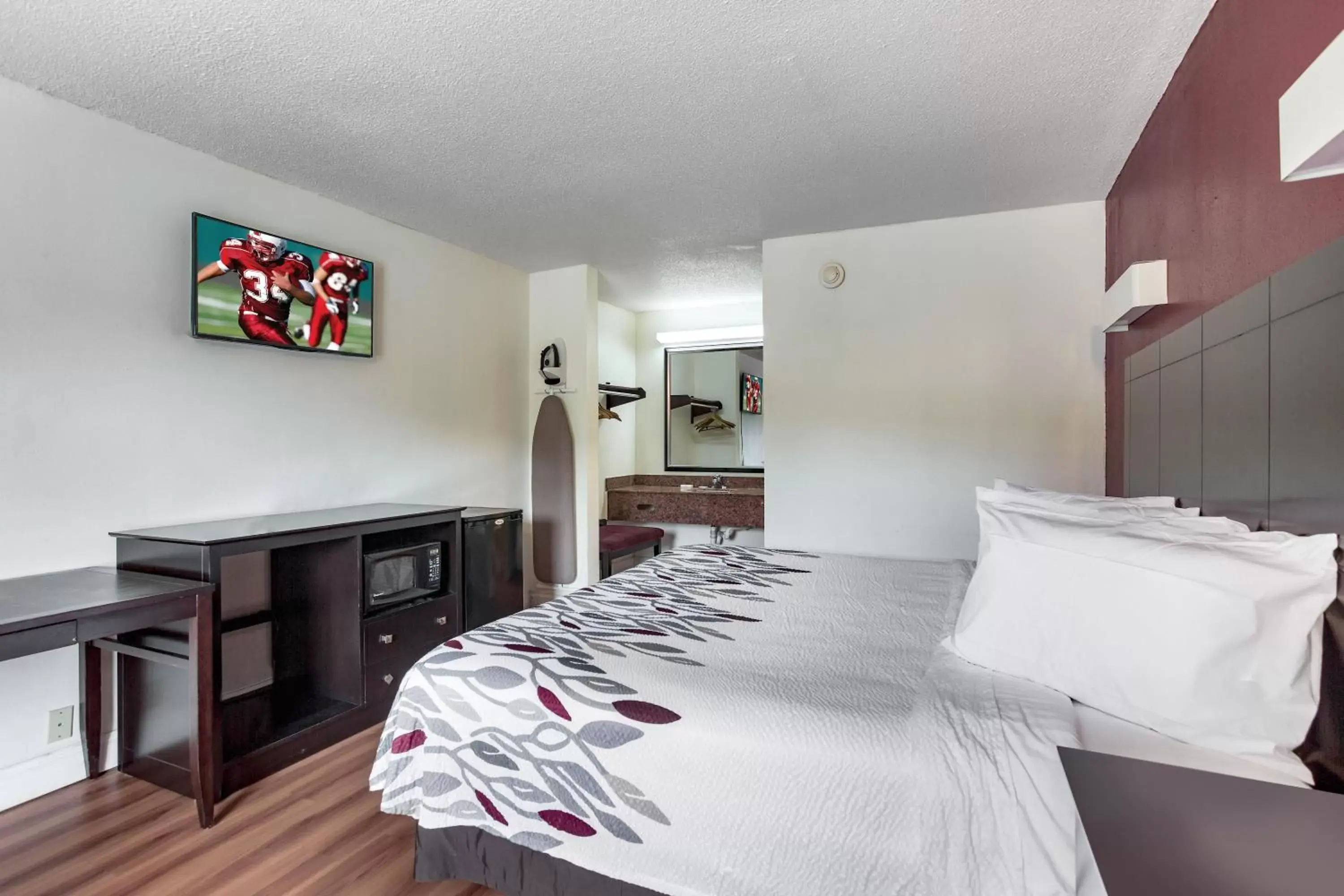 Deluxe Double Room with Two Double Beds - Disability Access/Smoking in Red Roof Inn Monteagle - I-24 Deluxe Double Room with Two Double Beds - Disability Access/Smoking in Red Roof Inn Monteagle - I-24