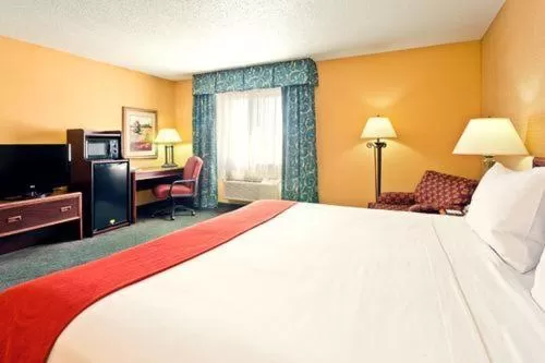 Day, Bed in Holiday Inn Express Hotel Fort Campbell-Oak Grove by IHG