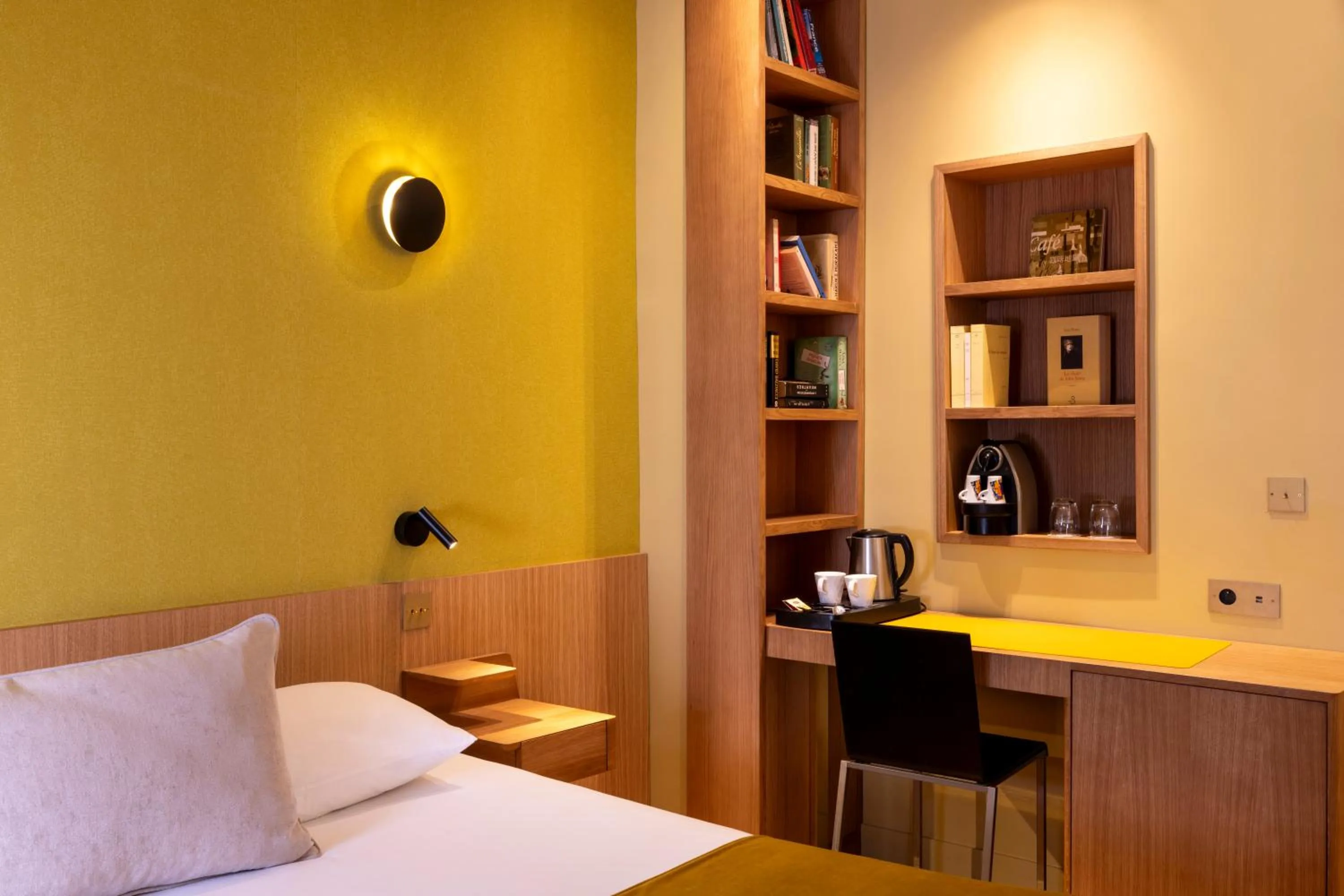 Bedroom, Bed in Hôtel Elixir