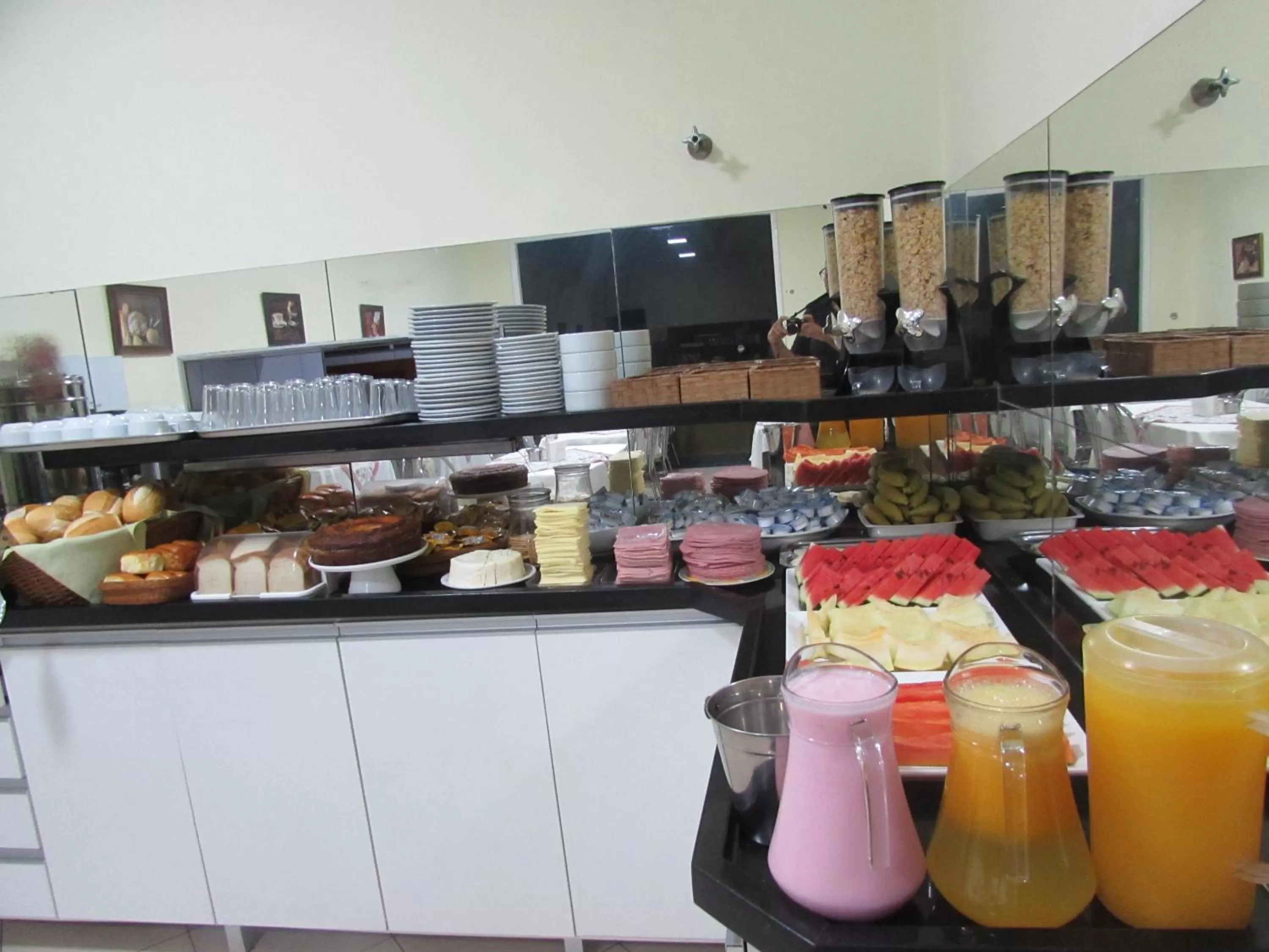 Hotel Monteneve a 2 minutos do Bom Retiro, a 8 minutos da 25 de Março a 100 metros da estação de trem para Aeroporto Internacional de Guarulhos