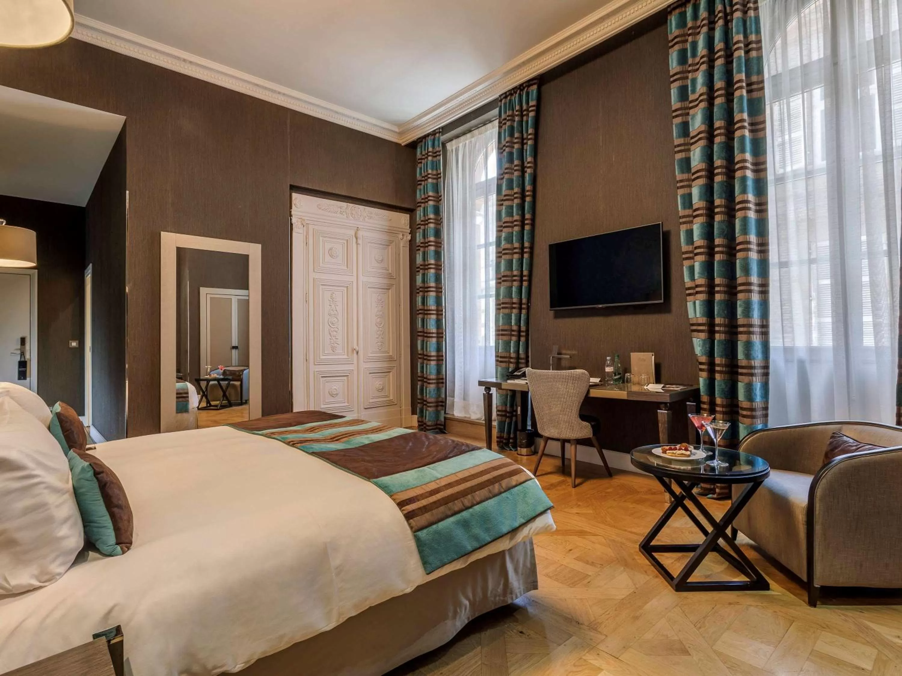 Photo of the whole room, Bed in La Cour des Consuls Hotel & Spa Toulouse - MGallery Collection