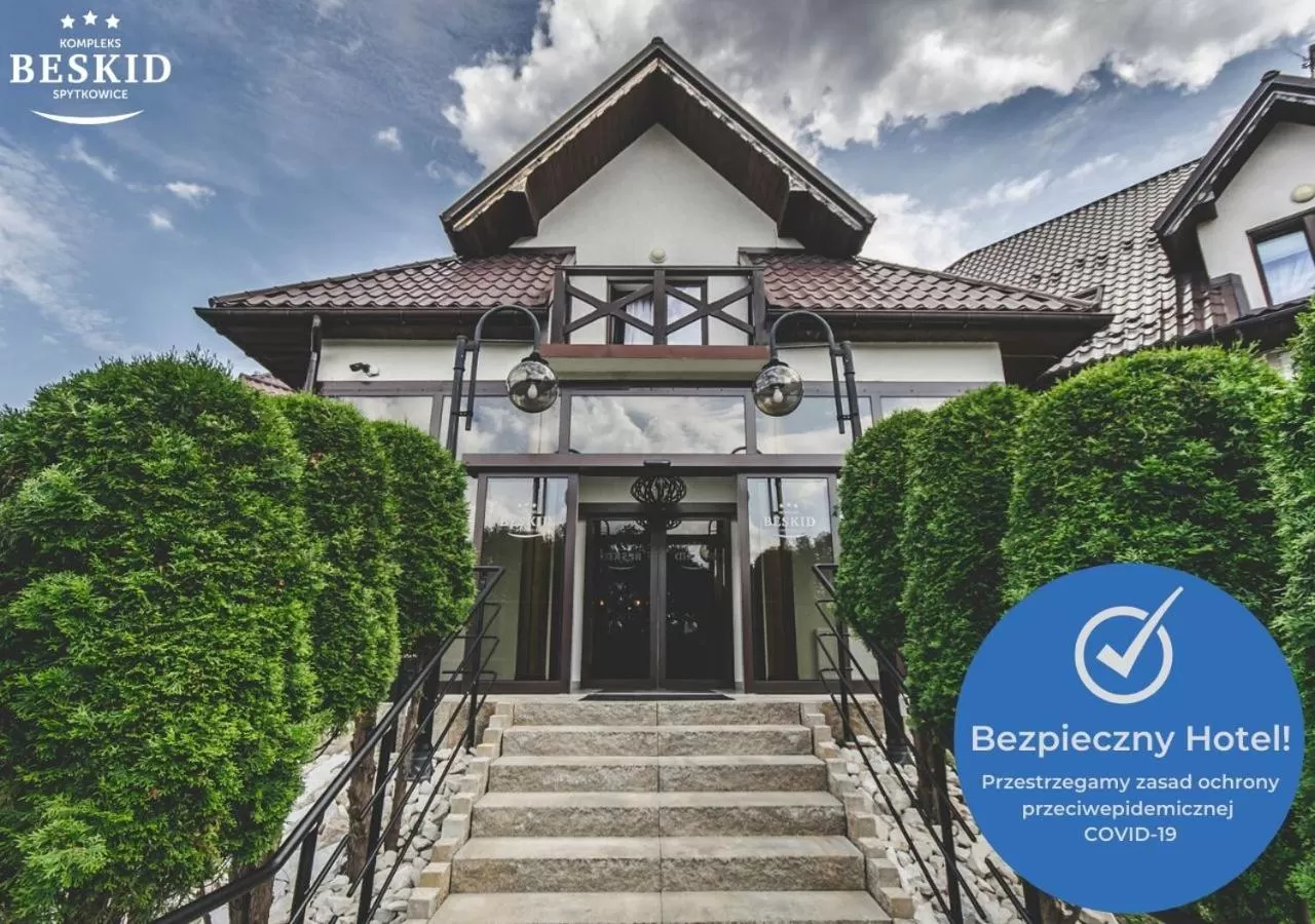 Facade/entrance in Hotel Kompleks Beskid z basenem i stokiem narciarskim - blisko Babiej Góry