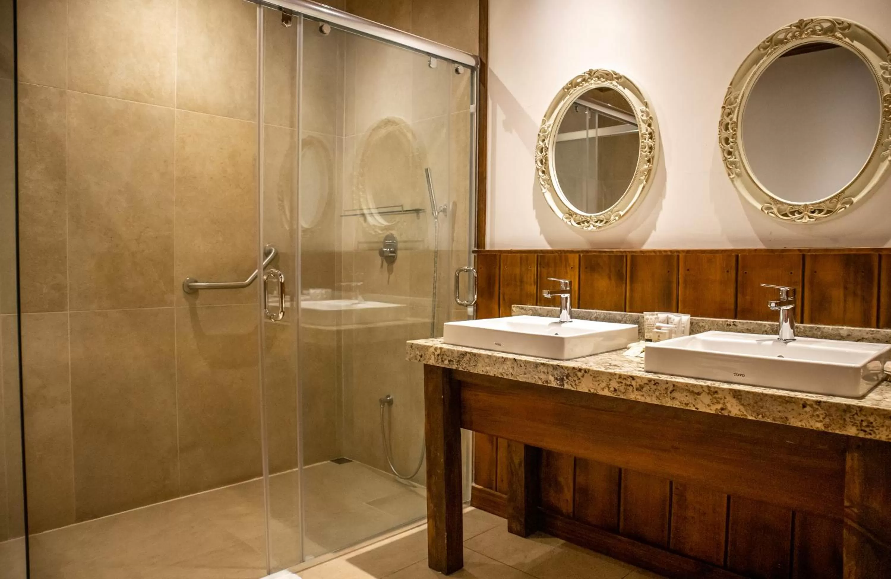 Shower, Bathroom in Hacienda Hostería Dos Chorreras