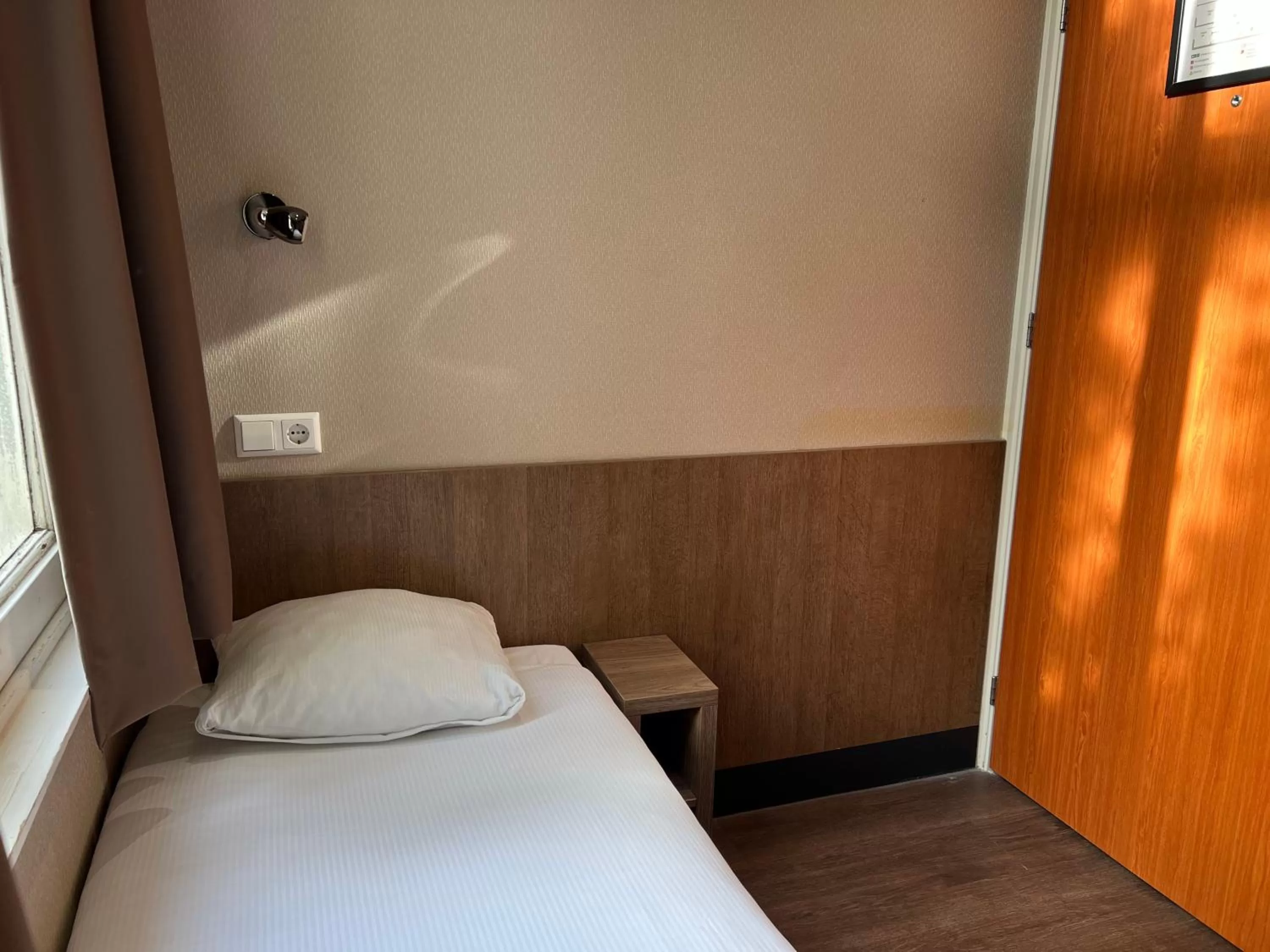 Bedroom, Bed in Blossoms City Hotel