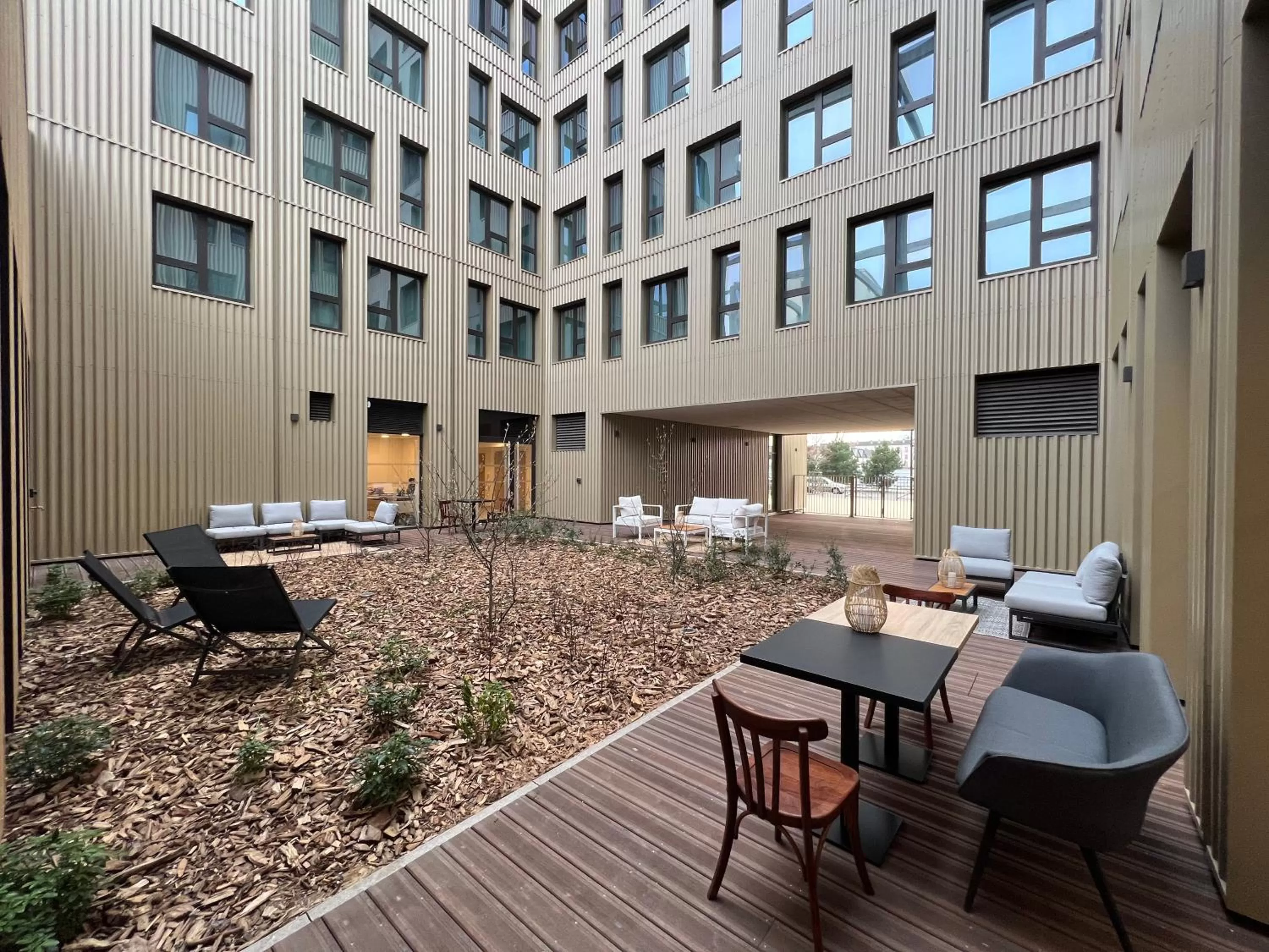 Patio in The Originals Résidence Le Monde Paris Ivry Confluence